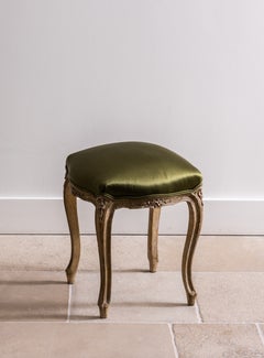 Repose-pieds de style Louis XV, récemment retapissé en soie verte de la marque James Hare