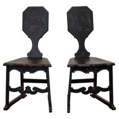 Ein Paar schwarze, lackierte Chinoiserie-Stühle mit vergoldeten Verzierungen