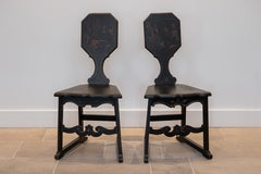 Ein Paar schwarze, lackierte Chinoiserie-Stühle mit vergoldeten Verzierungen