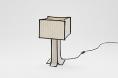 Lampe de table « Raiments » par Laerke Ryom, laine matelassée et acier, Danemark