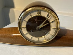 Kaminuhr von Junghans aus der Mitte des Jahrhunderts mit Gehäuse aus Walnussholz.