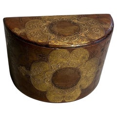 Caja de puros de Josef Hoffman, de cuero marrón con detalles dorados.