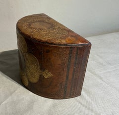 Caja de puros de Josef Hoffman, de cuero marrón con detalles dorados.
