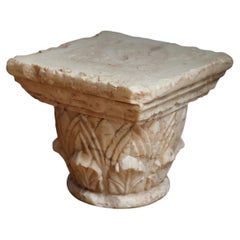 Chapiteau en marbre blanc antique, de style corinthien, XVIIe siècle, Italie
