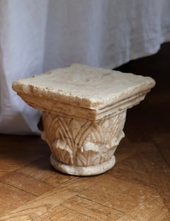 Chapiteau en marbre blanc antique, de style corinthien, XVIIe siècle, Italie