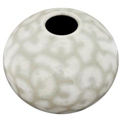 Einzigartige kugelförmige Vase aus Steingut mit weißer und grünlicher Glasur von Per Weiss