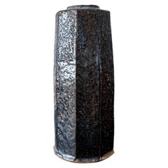 Vase unique en grès à neuf faces, recouvert d'un émail fluide bleu-noir, signé Hans Vangsø