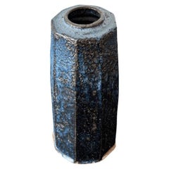 Vase unique en grès à neuf faces, recouvert d'un émail fluide bleu-noir, signé Hans Vangsø