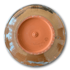 Piatto rotondo in terracotta decorato con smalto policromo di Peter Brandes