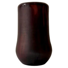 Vase unique en faïence, recouvert d'un émail soyeux rouge foncé et portant une inscription de Søren Kongstrand