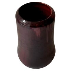 Vase unique en faïence, recouvert d'un émail soyeux rouge foncé et portant une inscription de Søren Kongstrand