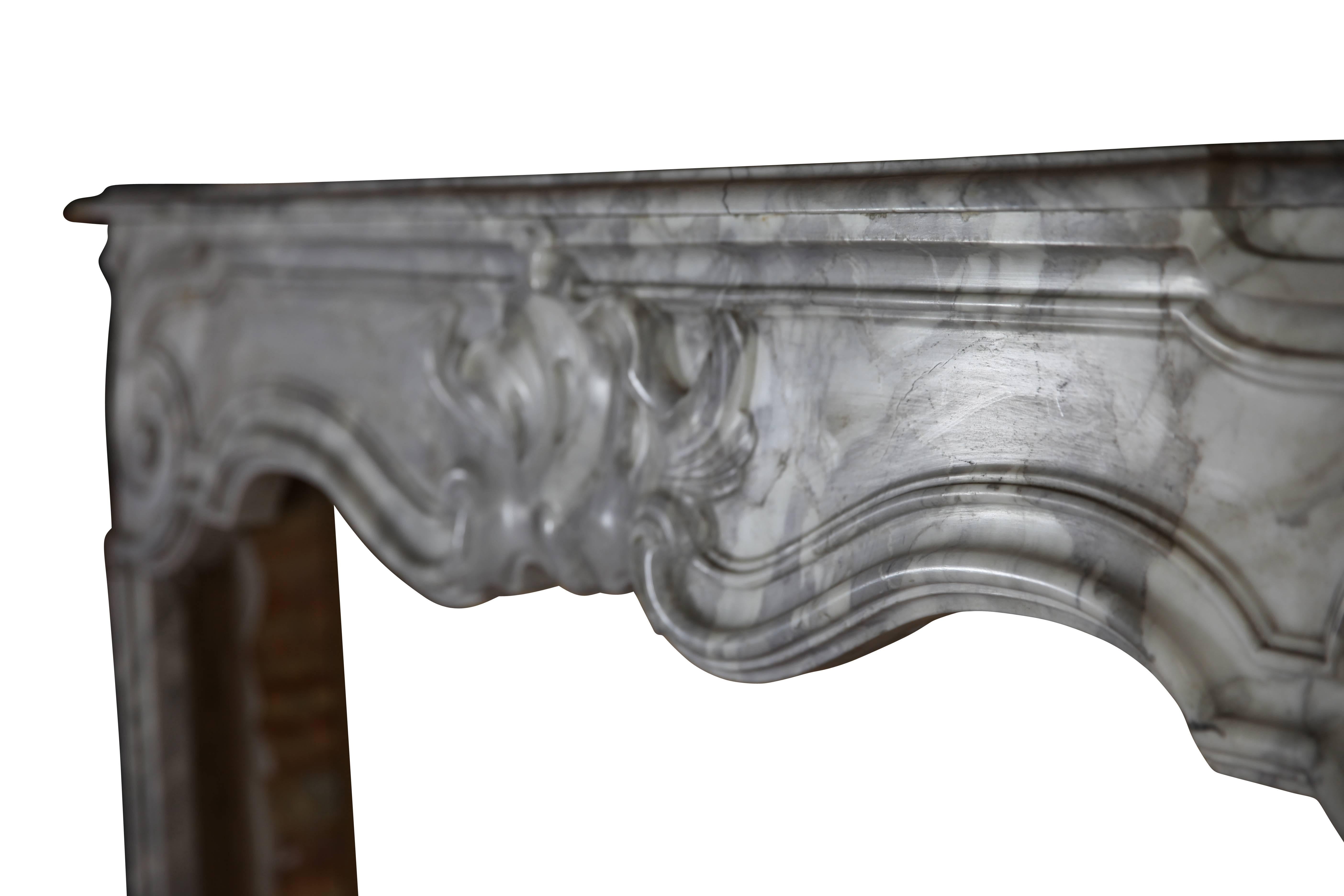 Phenomenal original antique fireplace surround in Arabesco marble from the regency period from the city of Antwerp. One unique city palace mantle piece.
Regency period, 18th century.
Measures:
173 cm Exterior Width 68,11 Inch
119 cm Exterior Height