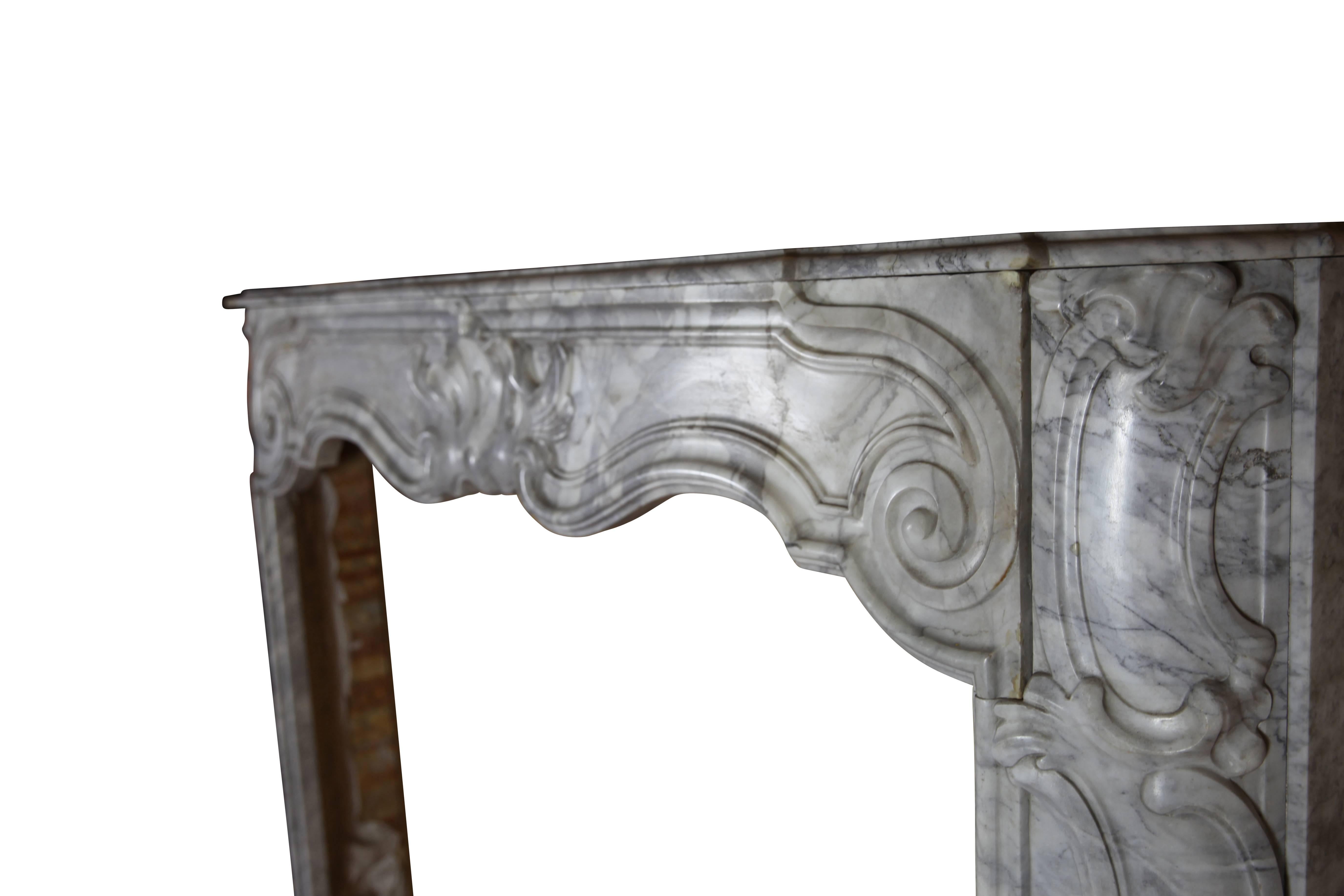 Early 18th Century Marble Mantle Piece of the Regency Period from Antwerp For Sale 3