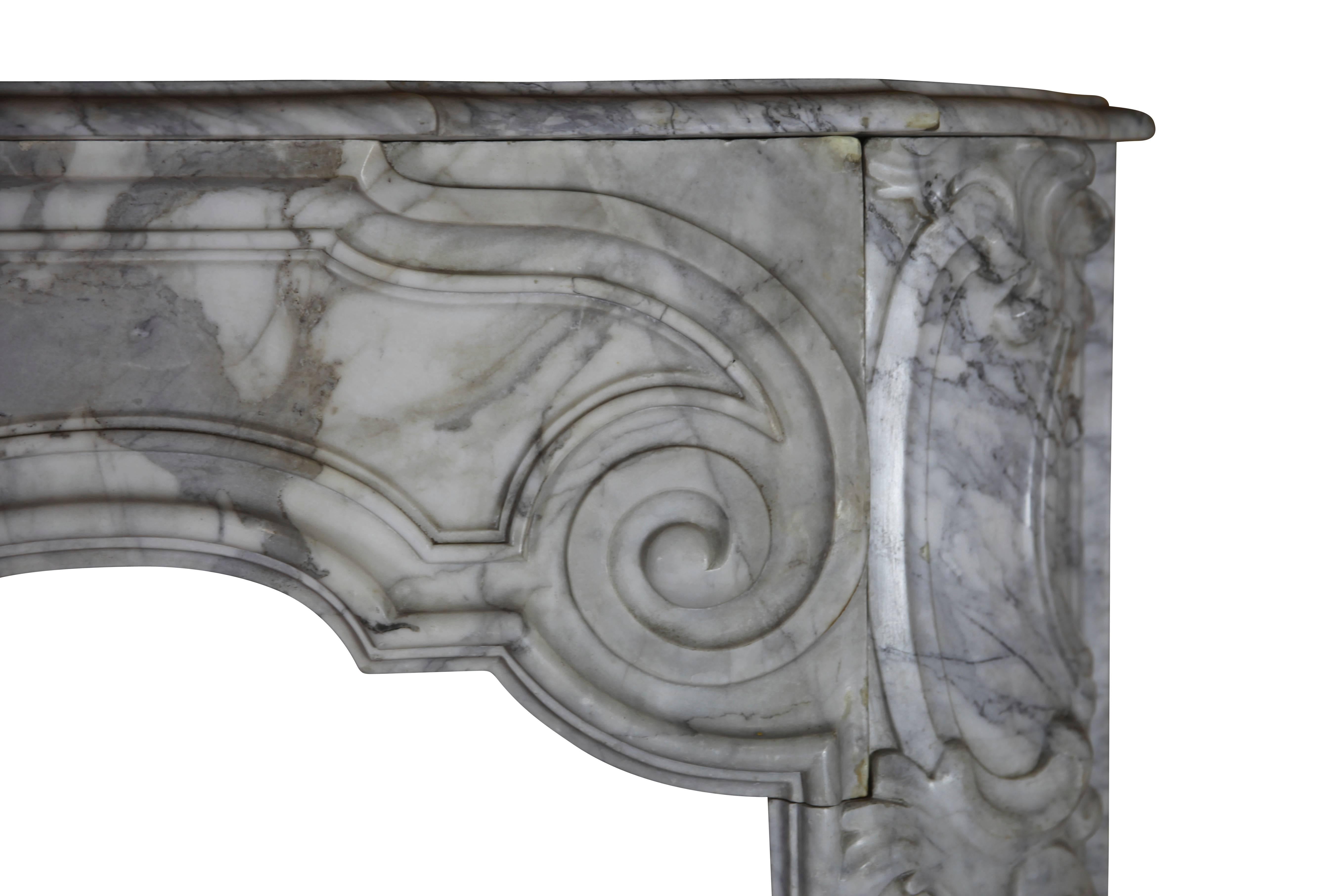 Early 18th Century Marble Mantle Piece of the Regency Period from Antwerp In Excellent Condition For Sale In Beervelde, BE
