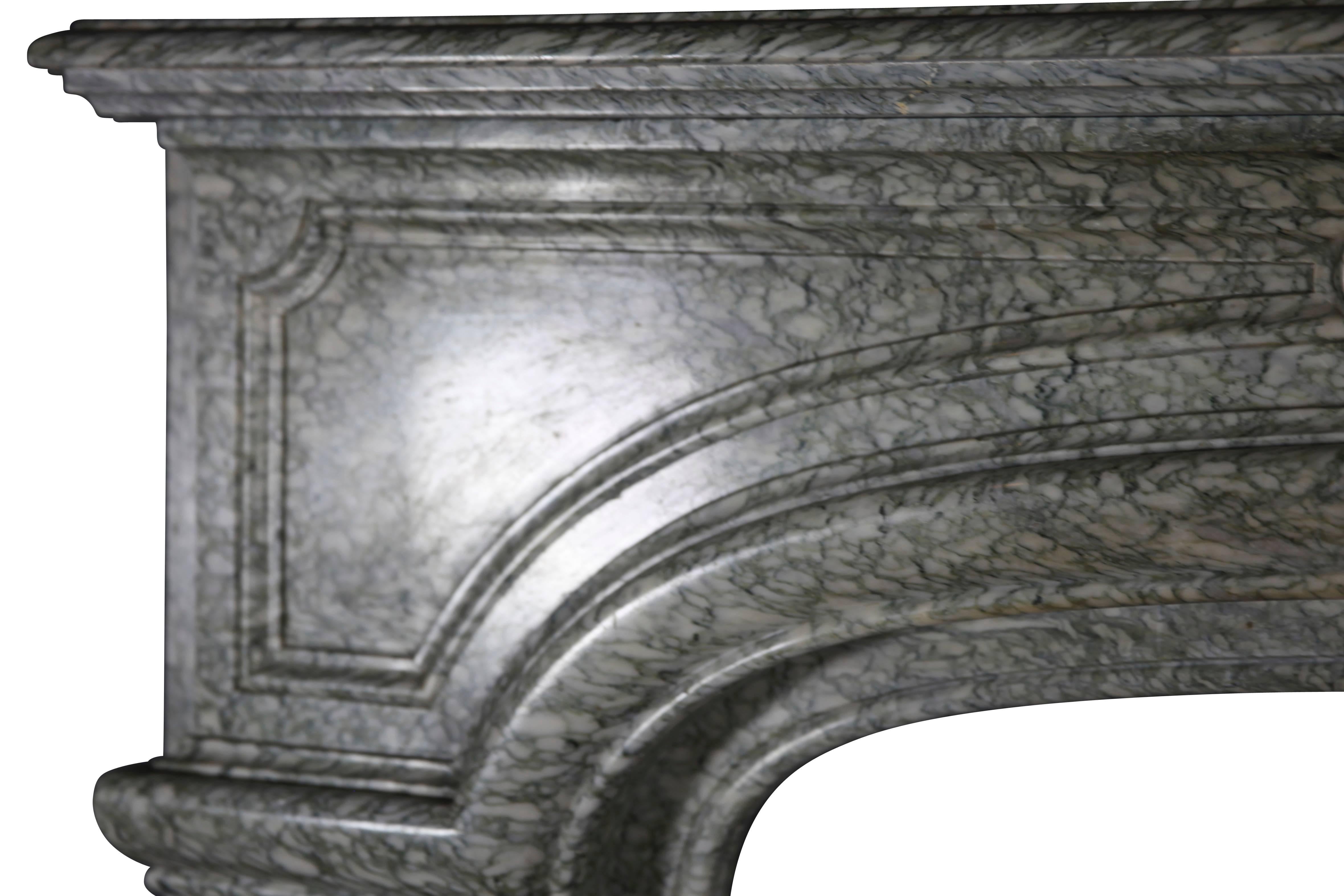 Sculpté à la main Entourage de cheminée vintage en marbre Campan Vert français en vente