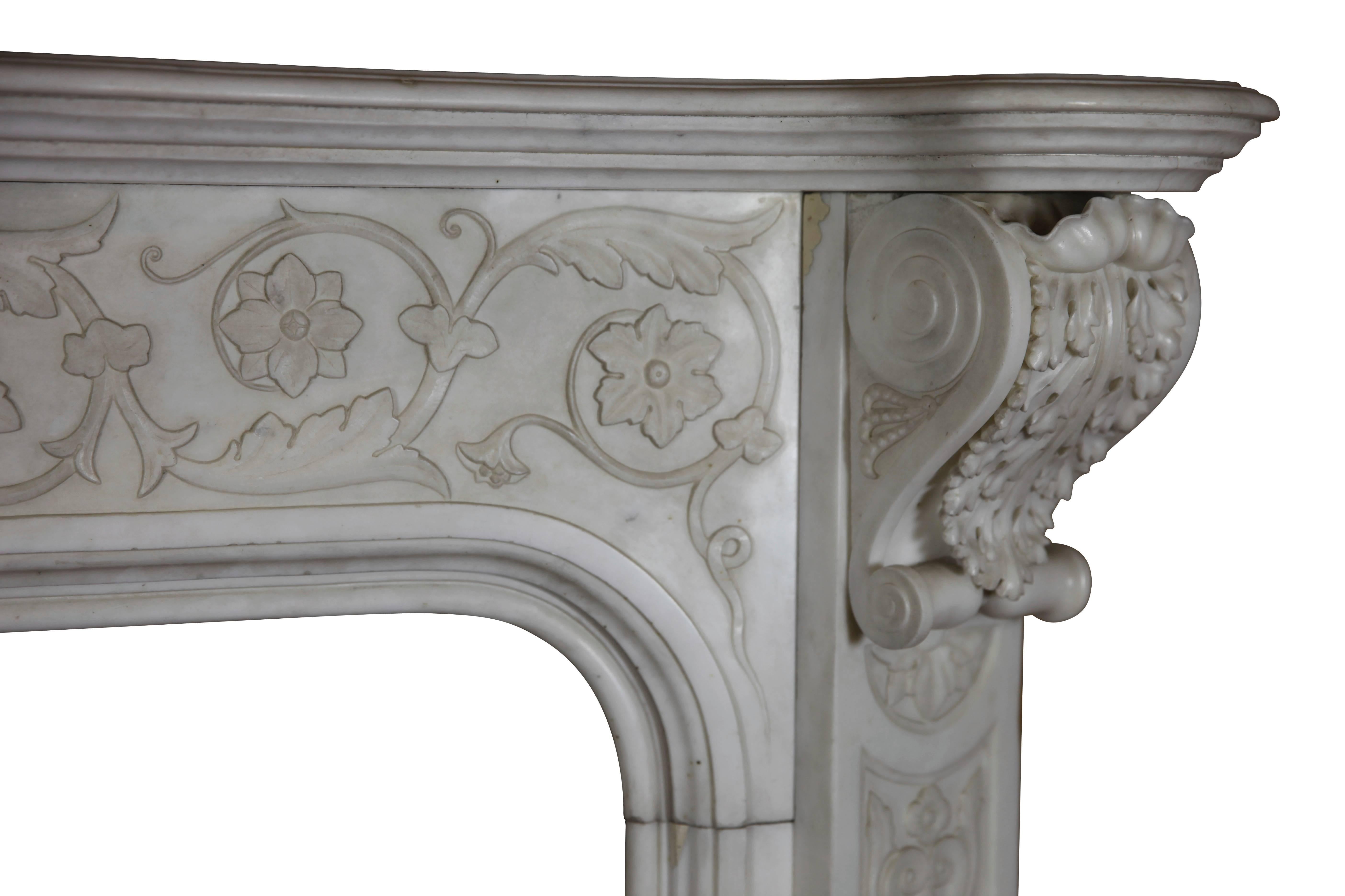 Seltener originaler antiker italienischer Kaminsims aus weißem Marmor des 19. Jahrhunderts (Bildhauermarmor) im Angebot