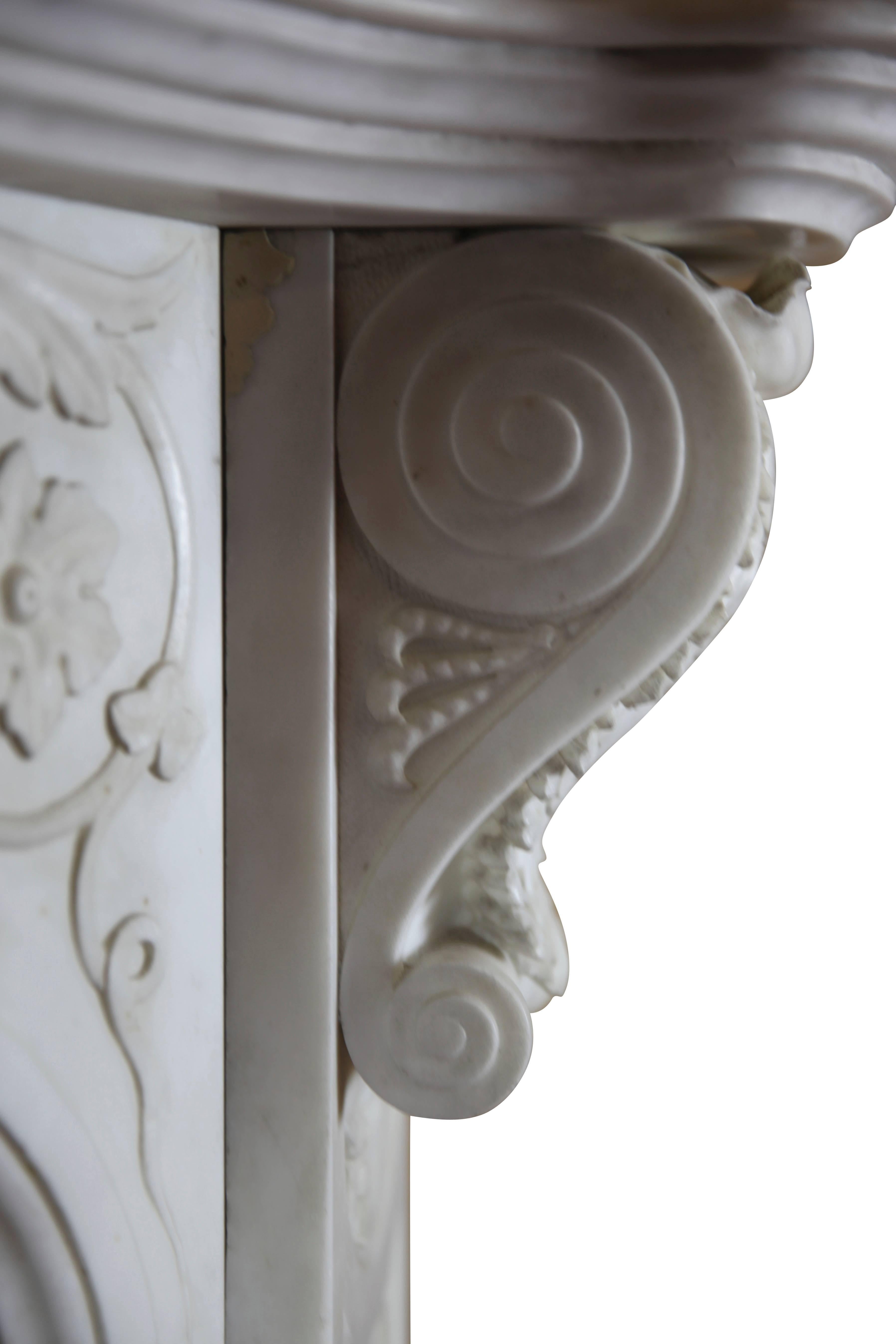 Seltener originaler antiker italienischer Kaminsims aus weißem Marmor des 19. Jahrhunderts im Angebot 2
