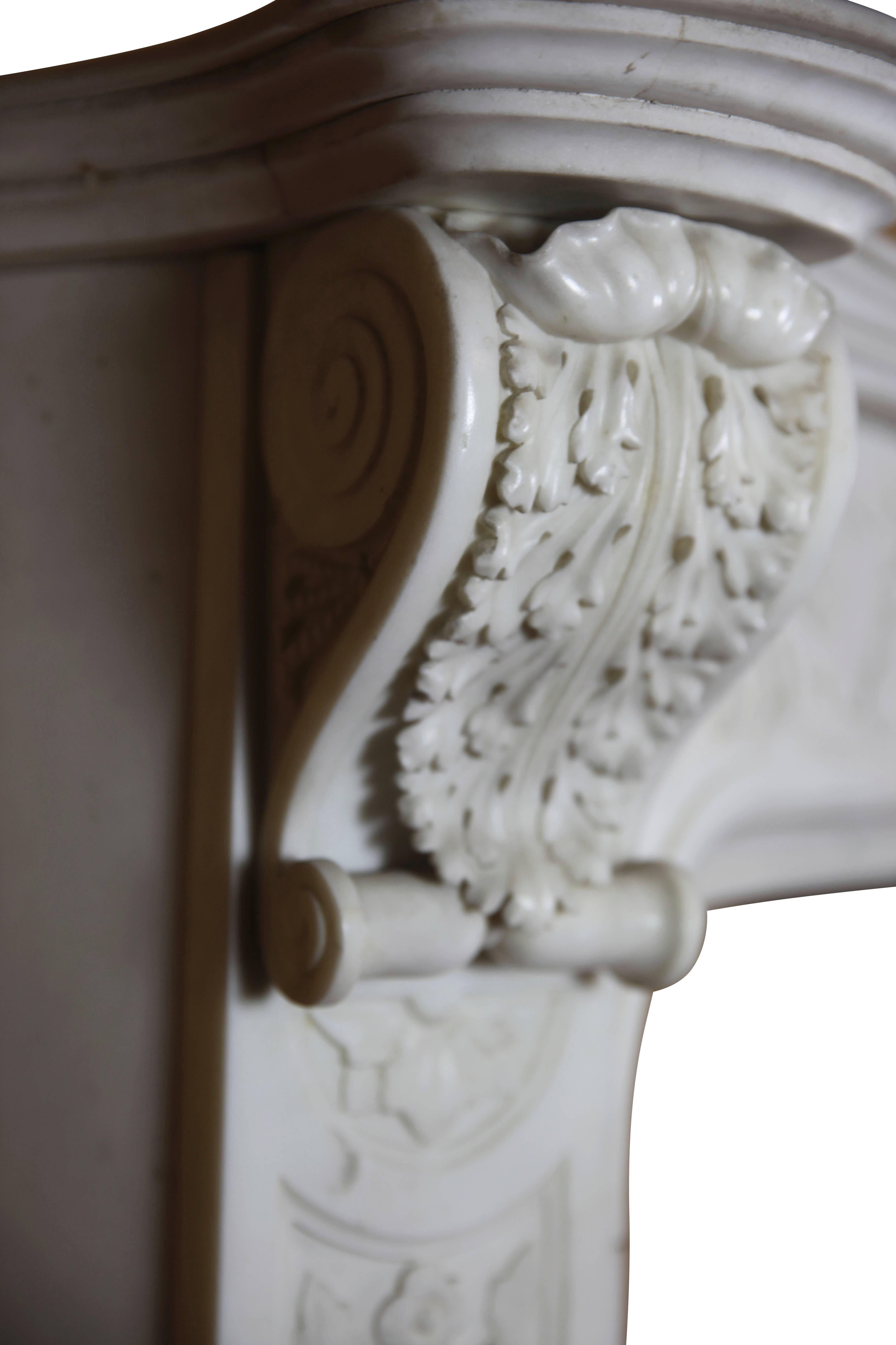 Seltener originaler antiker italienischer Kaminsims aus weißem Marmor des 19. Jahrhunderts im Angebot 3
