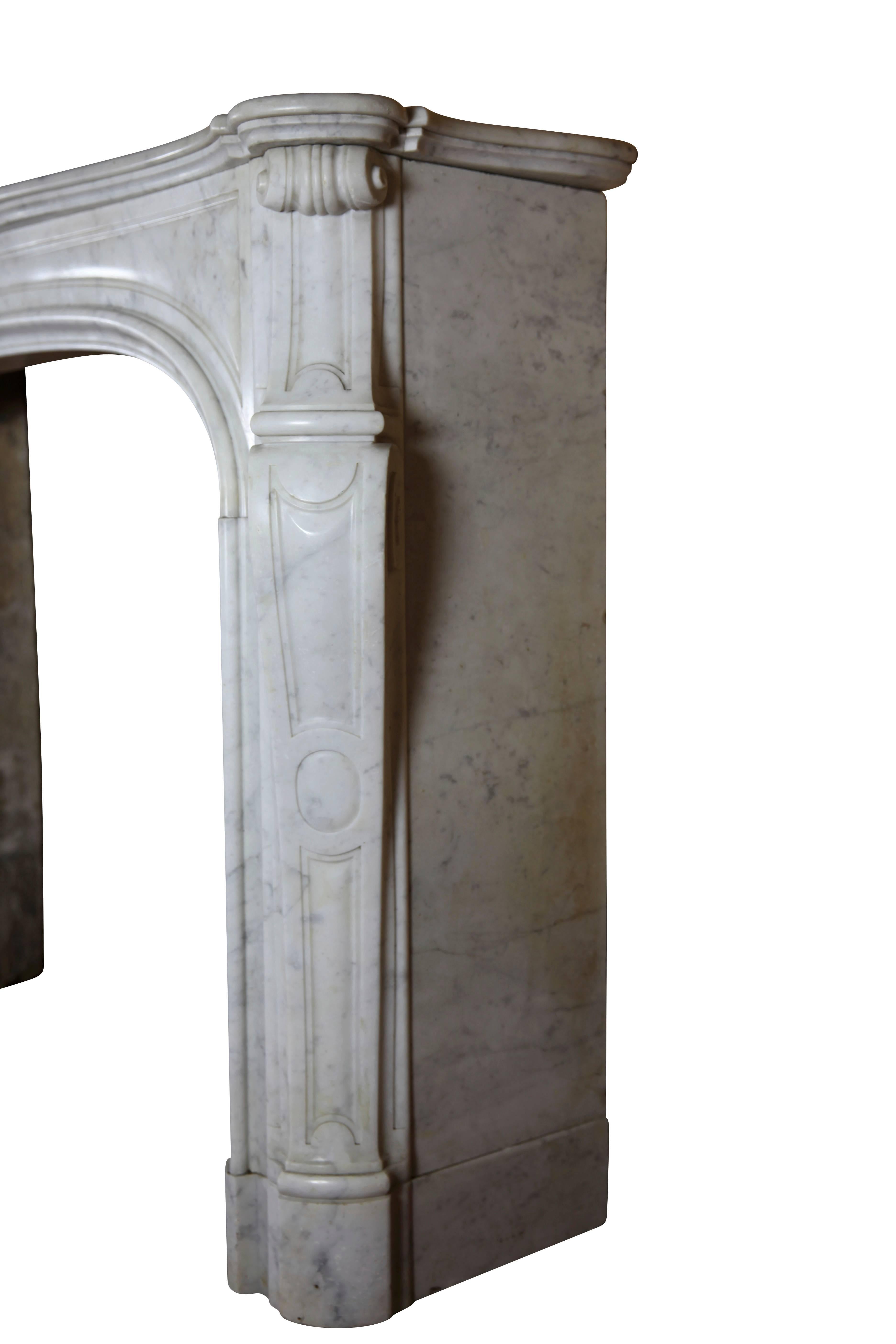 Fine Small French Carrara Marble Classic Antique Fireplace Surround In Excellent Condition For Sale In Beervelde, BE