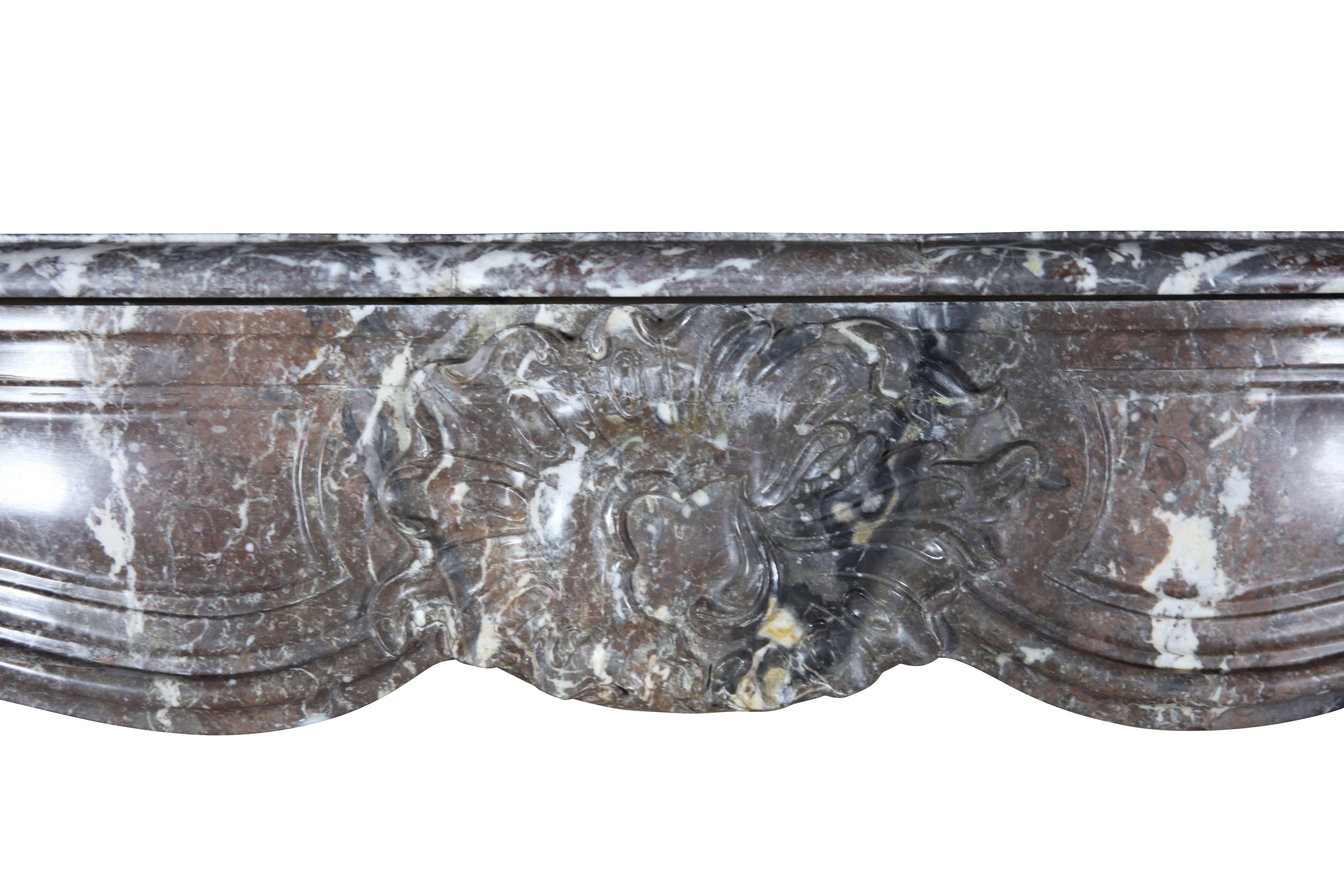 Questo caminetto d'epoca in marmo risale al periodo della Reggenza francese, prima metà del XVIII secolo. Recuperato in Belgio.
Questo caminetto è stato ben restaurato. Un pezzo decorativo a un prezzo conveniente.
Misure:
174 cm di larghezza esterna