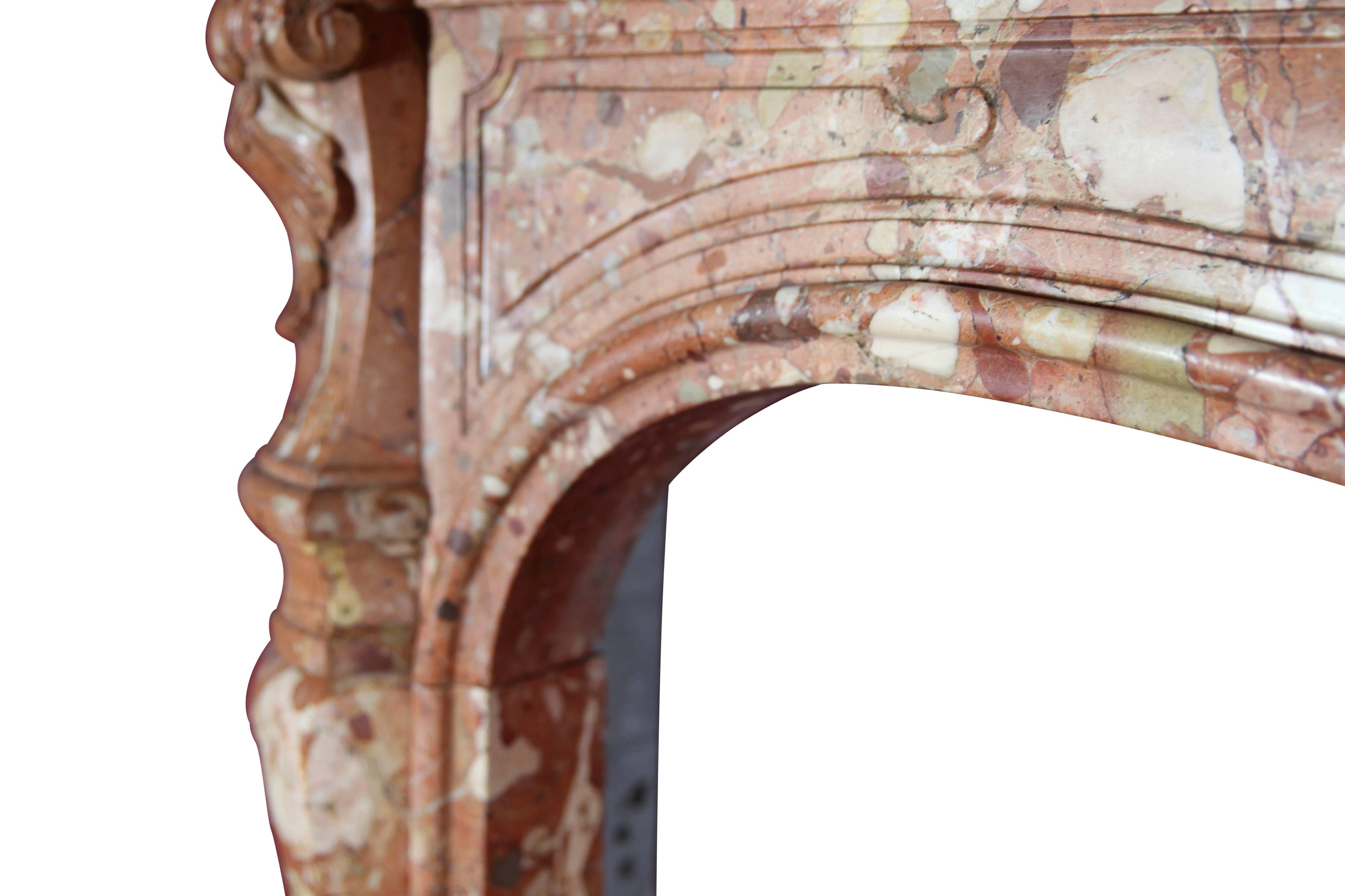 Seltenes Breccia-Marmor-Kamin-Piece aus dem 18. Jahrhundert für Luxury Living im Zustand „Hervorragend“ im Angebot in Beervelde, BE