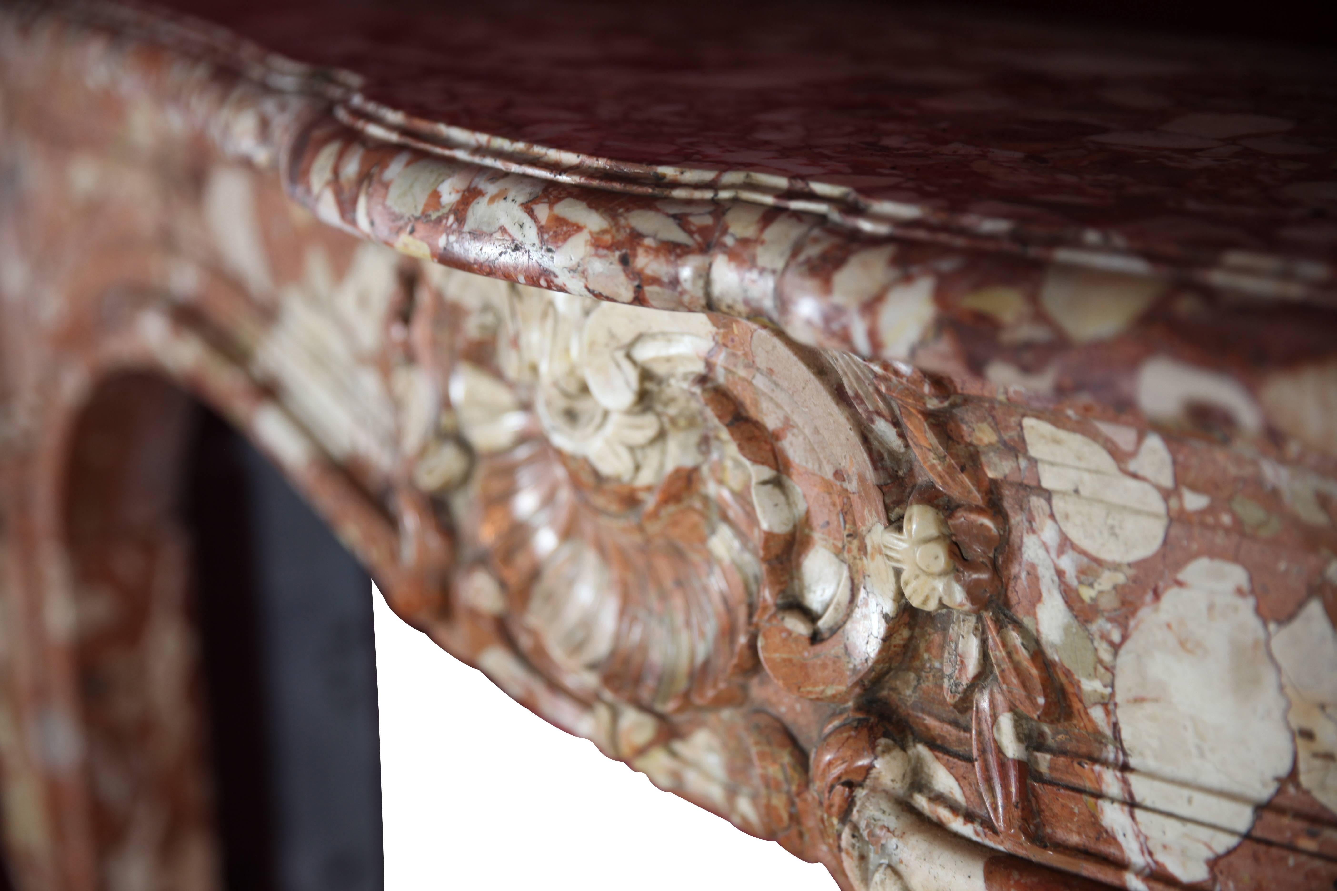 Seltenes Breccia-Marmor-Kamin-Piece aus dem 18. Jahrhundert für Luxury Living (Handgeschnitzt) im Angebot