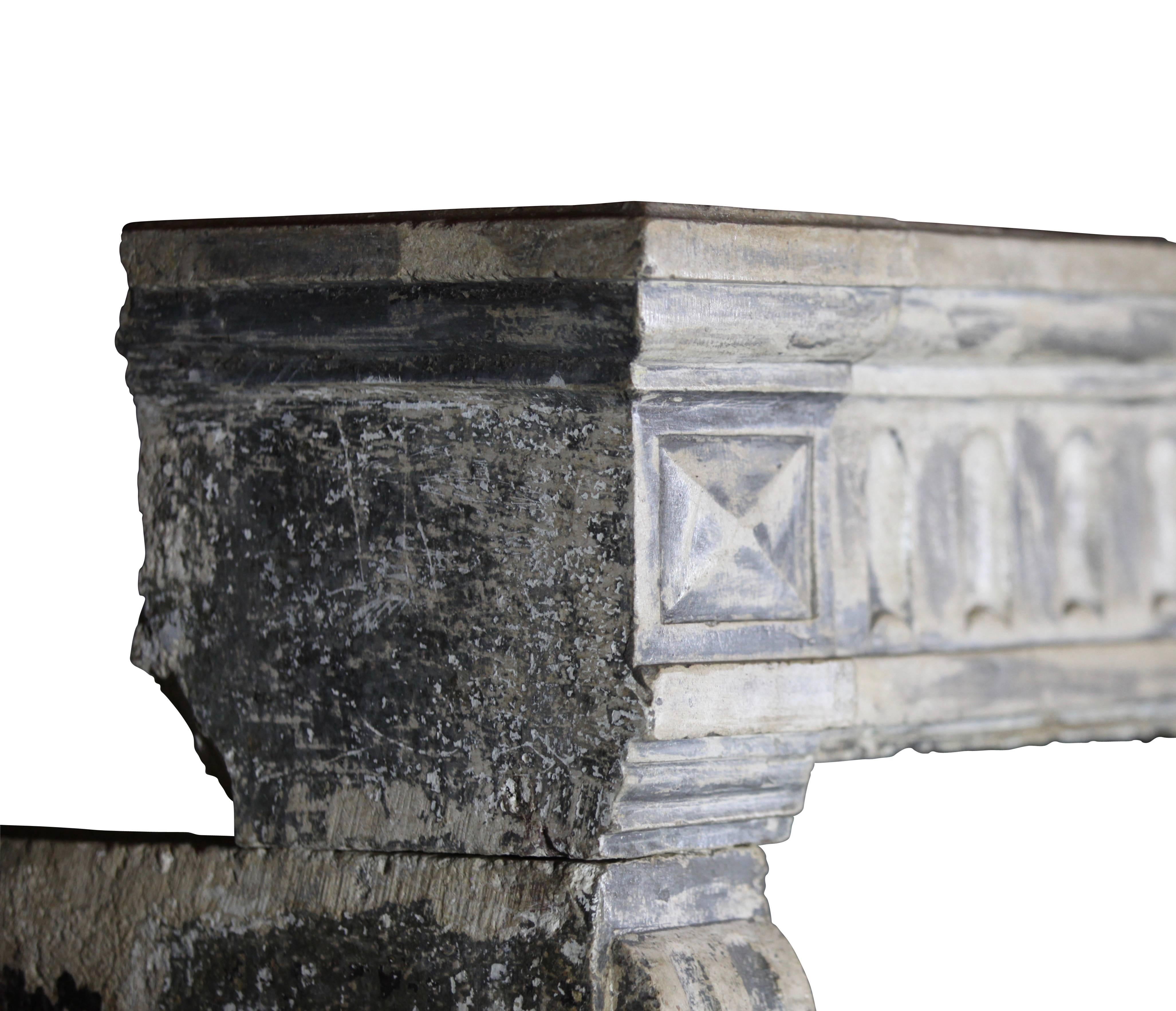 18th Century Country Original Antique Fireplace Mantel in Limestone In Excellent Condition For Sale In Beervelde, BE