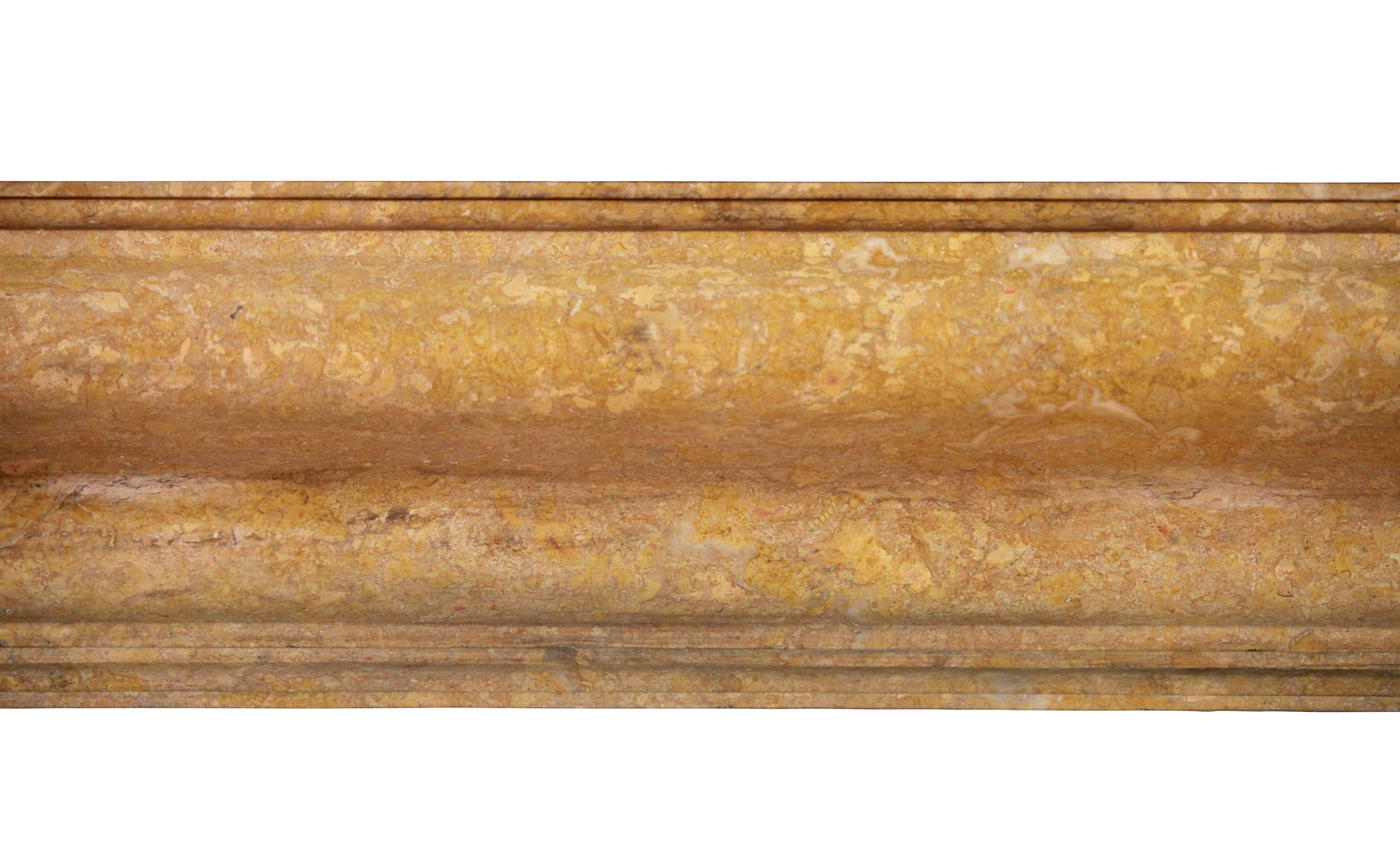 Un'ampia cornice per camino antica in marmo italiano con una certa patina. L'irregolarità della mano dell'intagliatore dà un tocco in più.

Misure;
184 cm EW 72,44