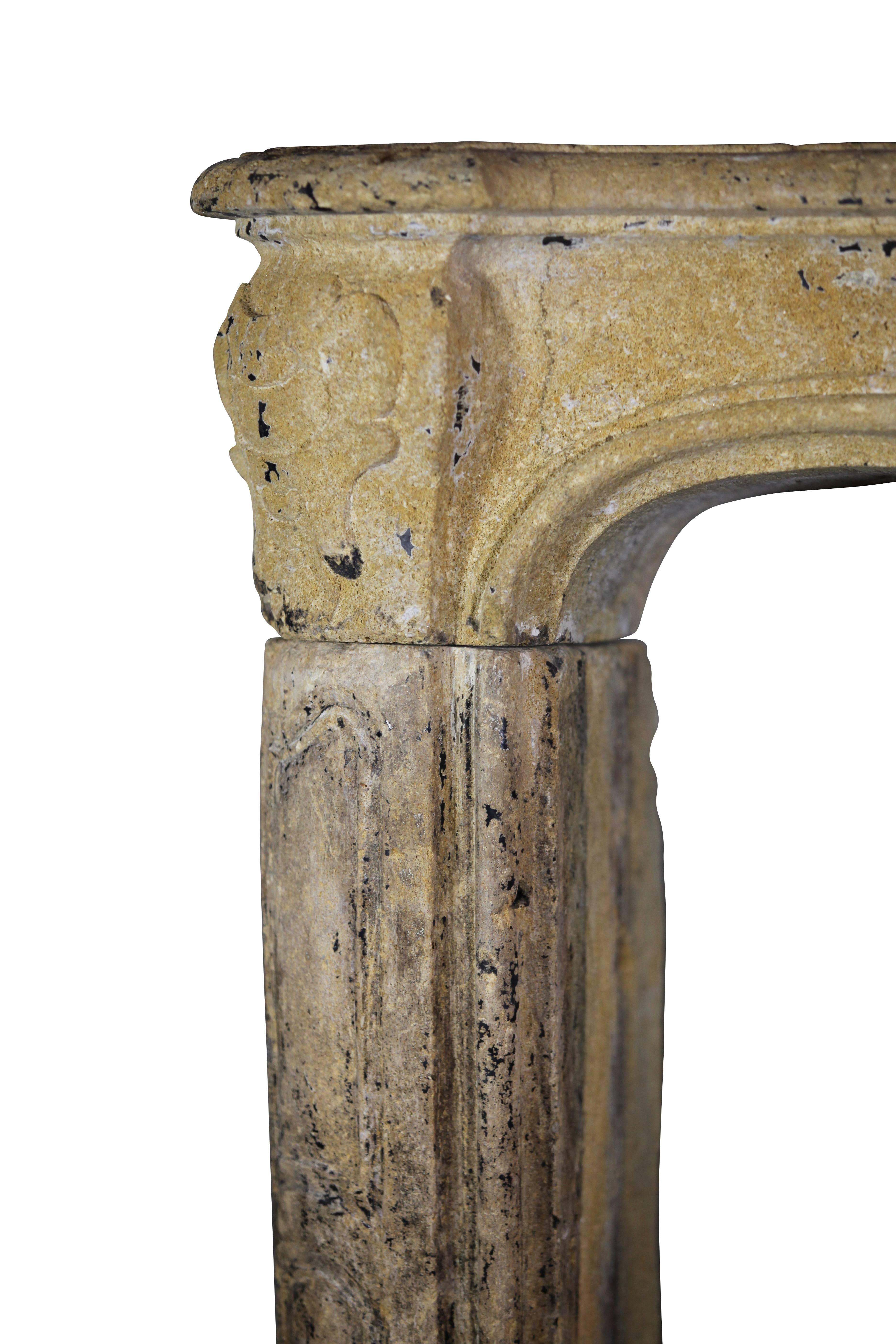 Original antiker Kaminsims aus Kalkstein aus dem 18. Jahrhundert im Landhausstil (18. Jahrhundert und früher) im Angebot