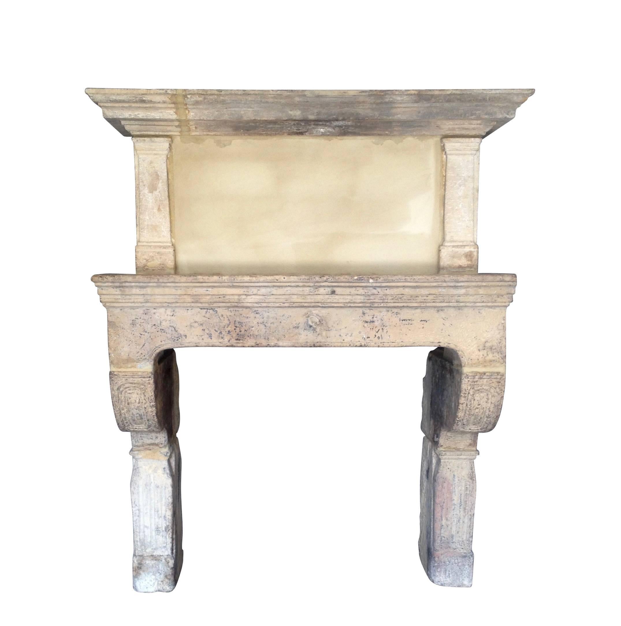Raro manto de chimenea de piedra caliza de estilo rural francés del siglo XVII con trumeau