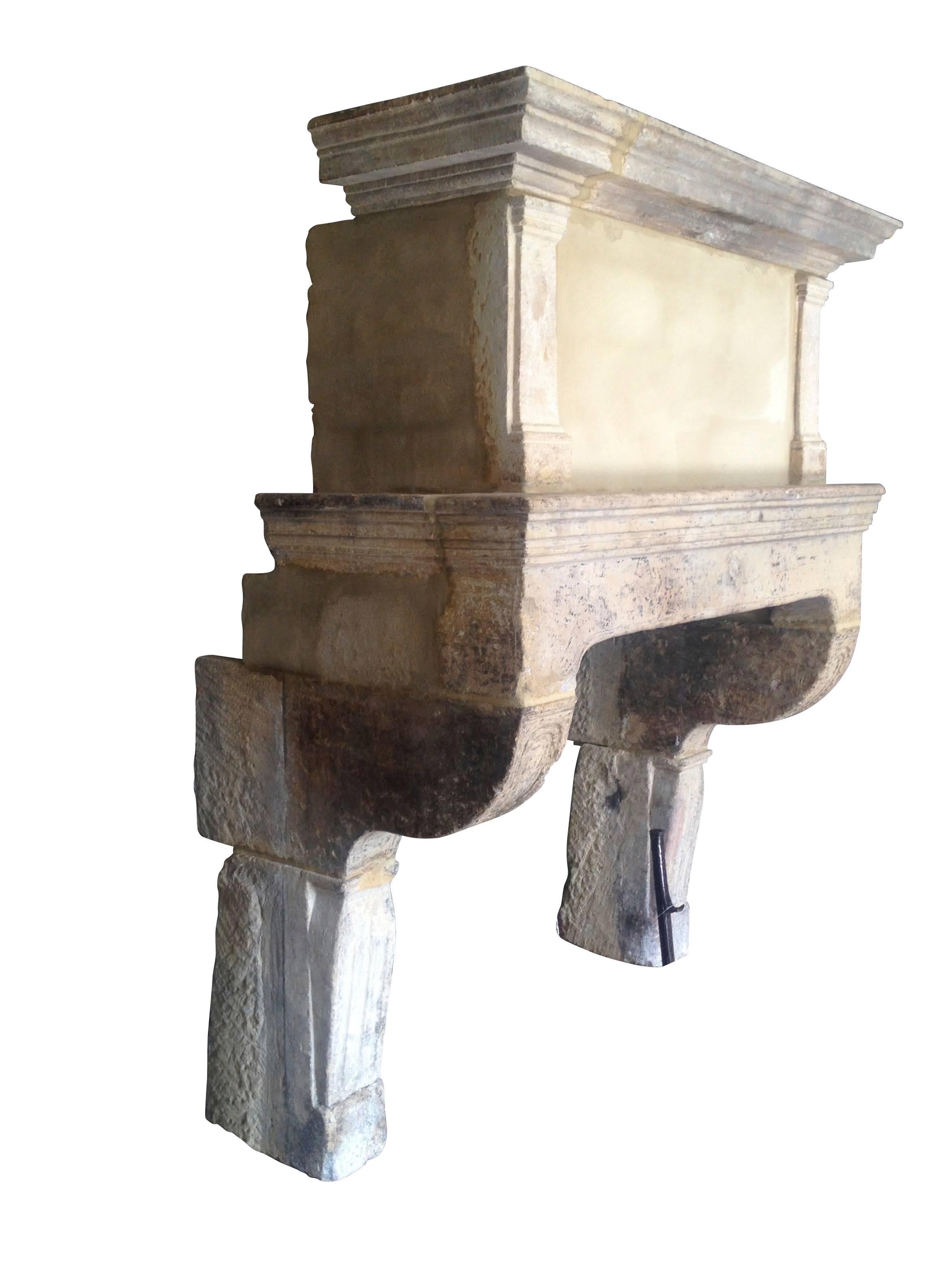 Renaissance Rare cheminée de style campagnard français du 17ème siècle en pierre calcaire avec Trumeau en vente