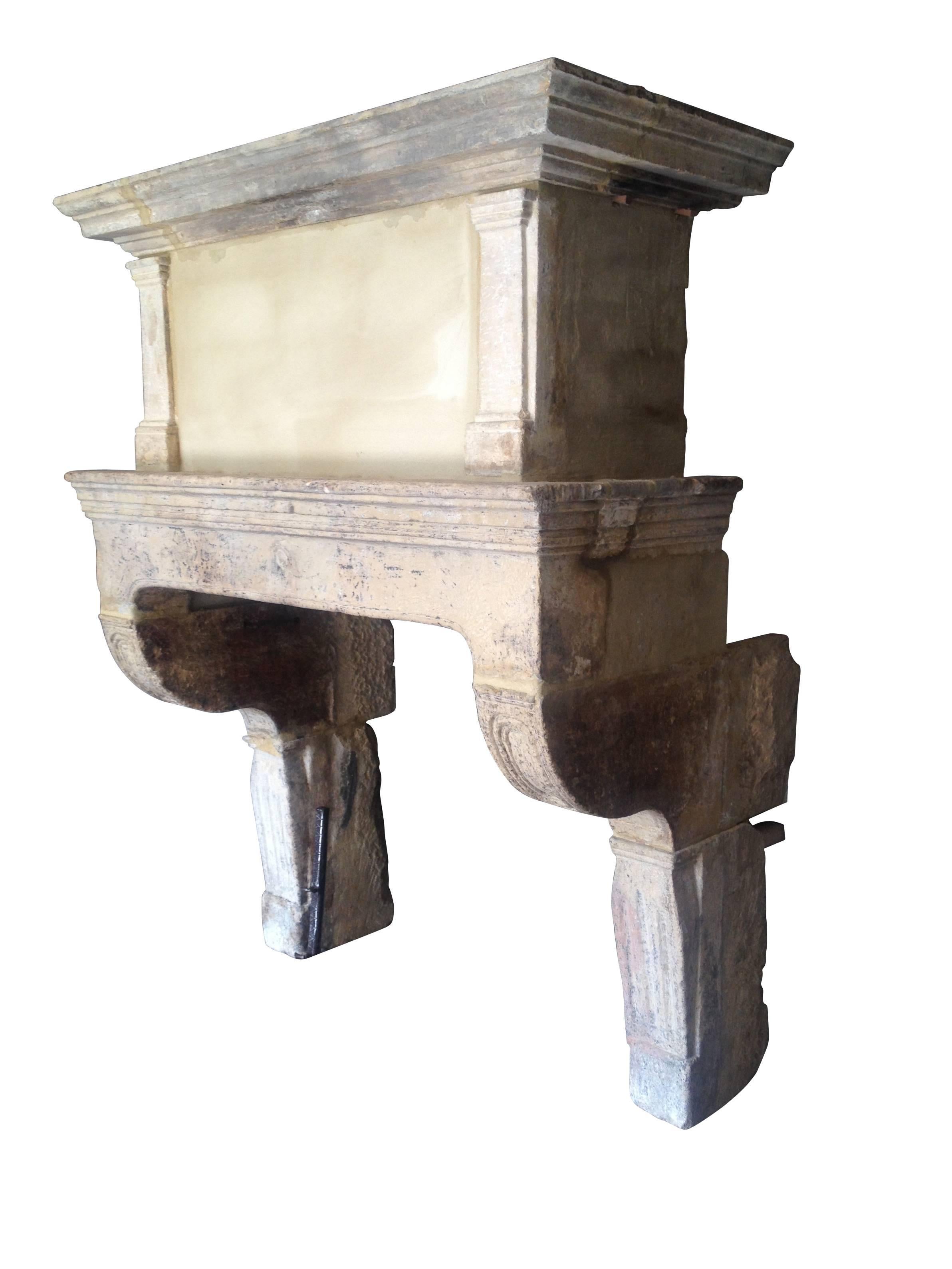Français Rare cheminée de style campagnard français du 17ème siècle en pierre calcaire avec Trumeau en vente