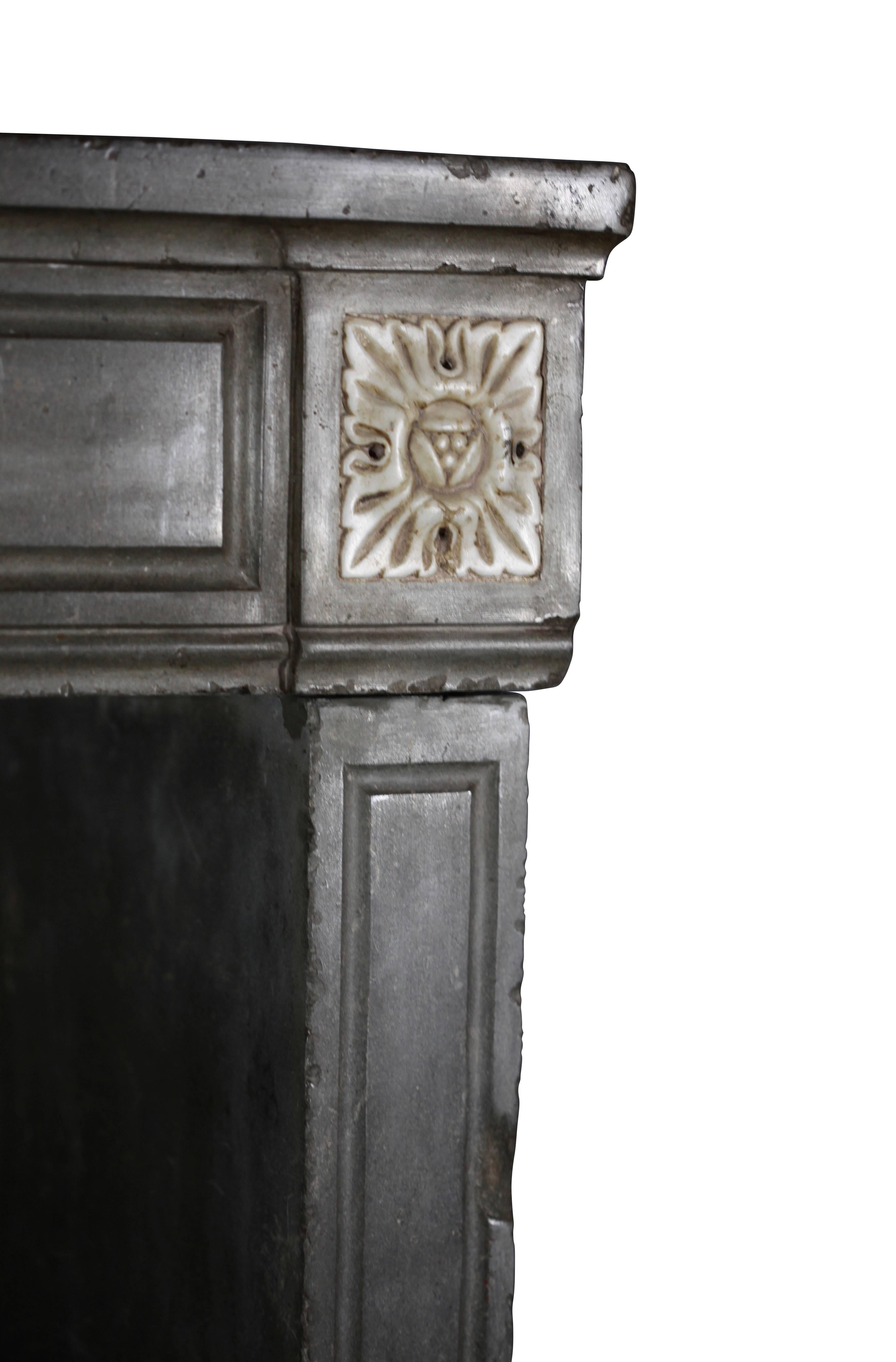 XVIIIe siècle et antérieur Cheminée ancienne en pierre de marbre française du 18ème siècle en vente