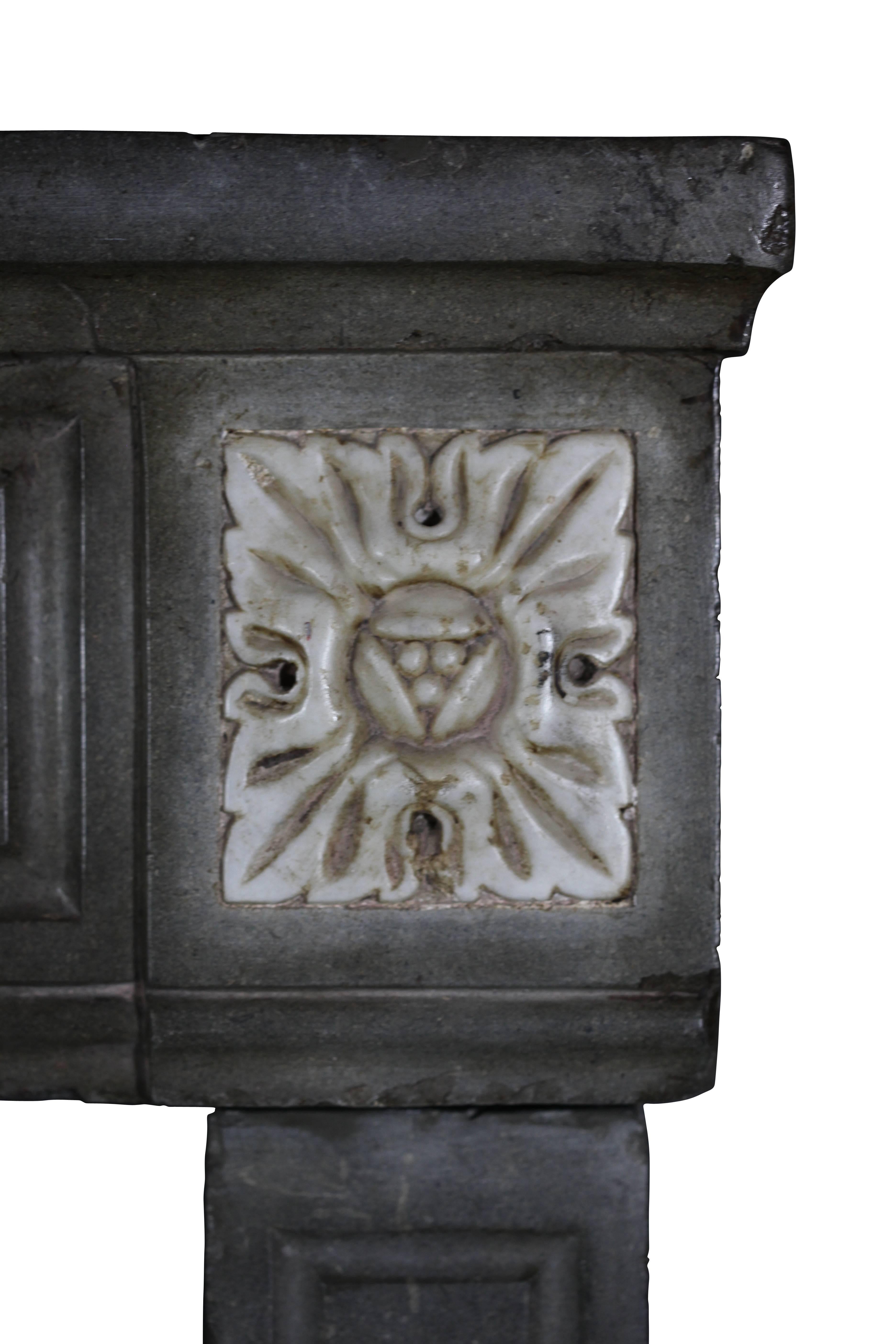 Antiker französischer Marmorstein-Kaminsims aus dem 18. Jahrhundert (Geschnitzt) im Angebot