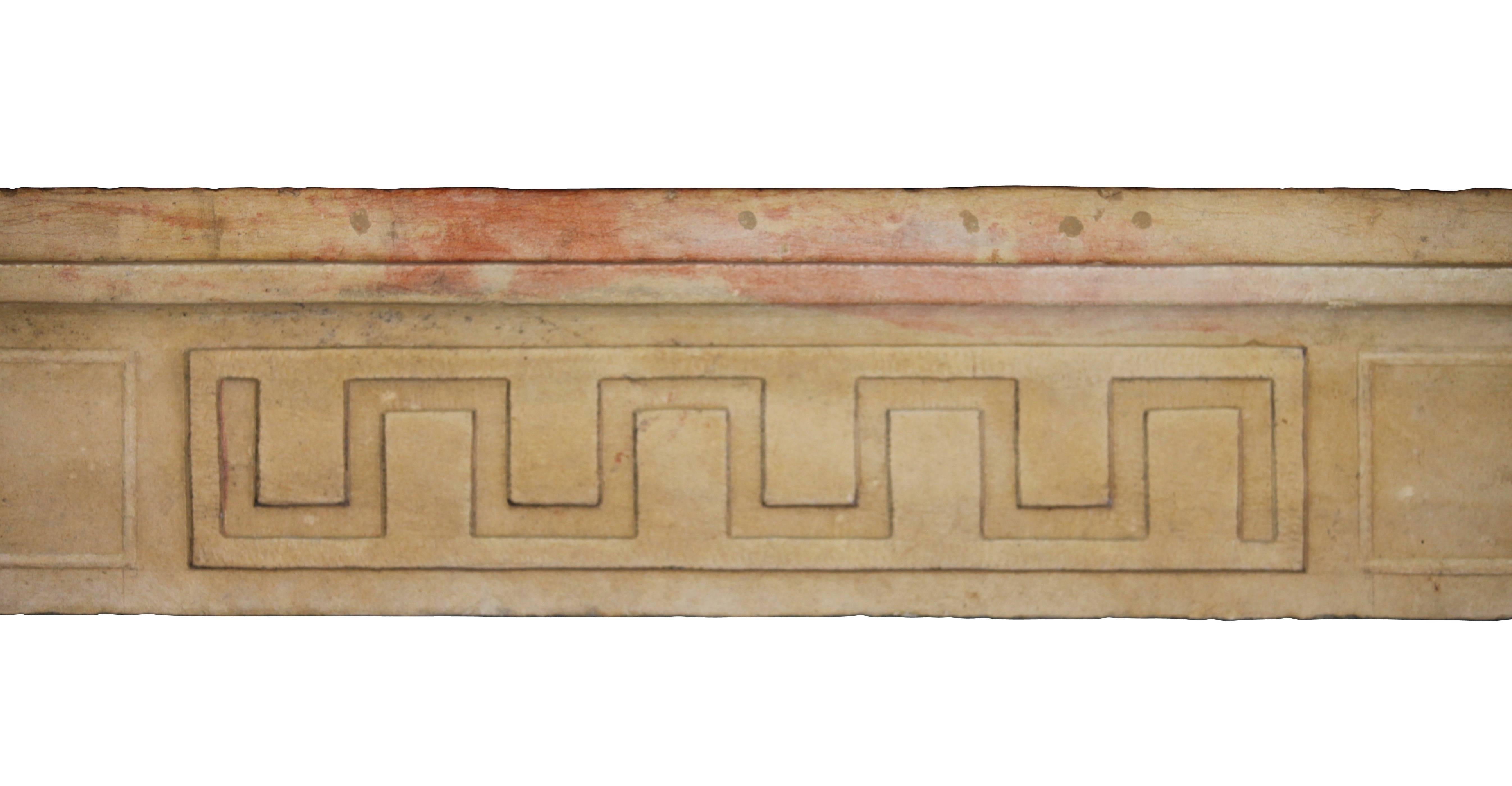 Il s'agit d'un contour de cheminée antique de couleur miel avec le détail de la clé grecque au centre de la façade en calcaire dur Beaujolais bicolore Bourgogne. 
Parfait pour une décoration intérieure française intemporelle et chaleureuse. Nous