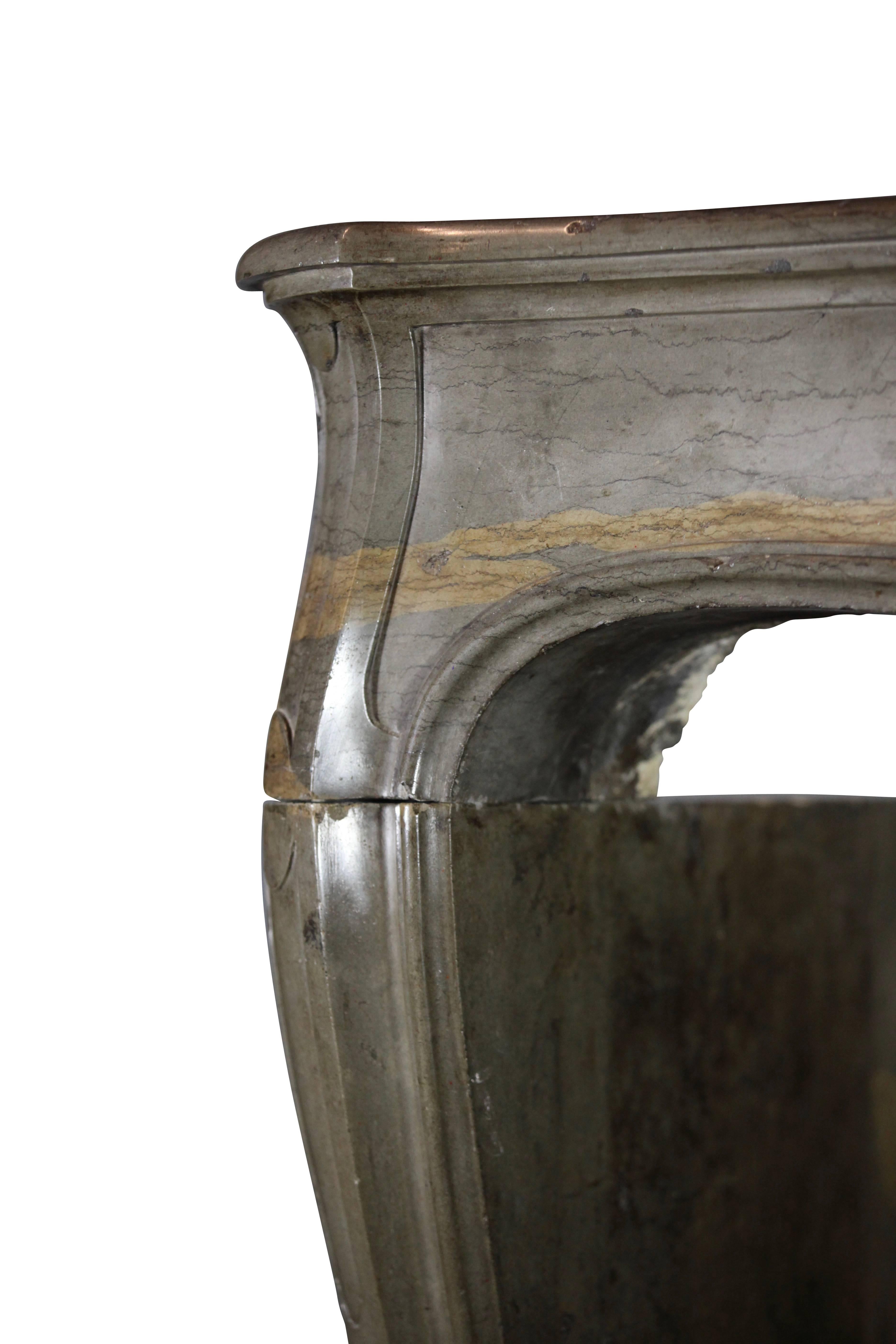 Sculpté à la main Cheminée de campagne française d'origine du 18ème siècle en vente