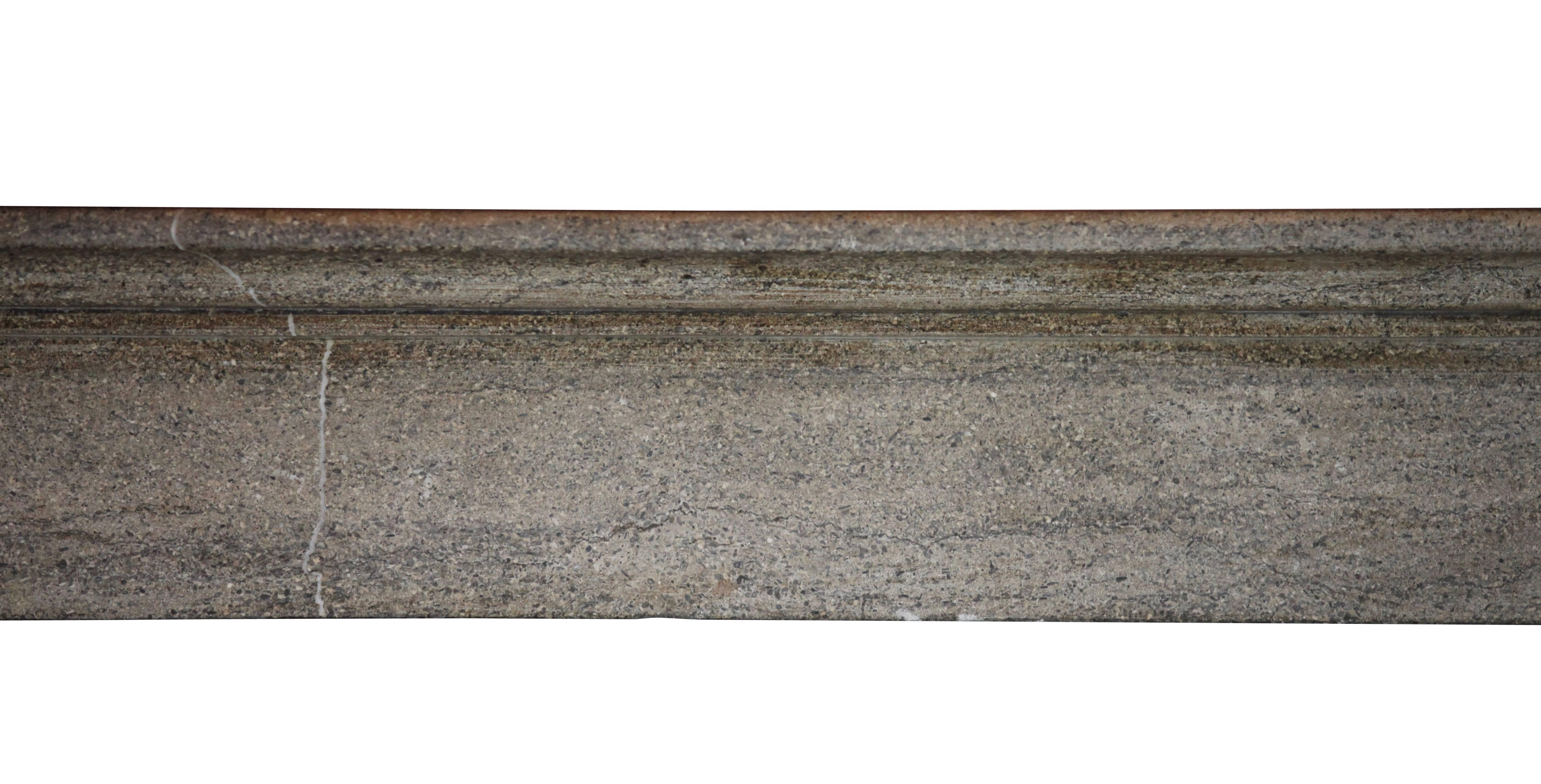 Sehr einzigartig und fein hohe Burgunder harten Stein graue Farbe antiken Kamin umgeben.
Periode Louis Philippe. 

Maßnahmen;
161 cm EW 63.38
