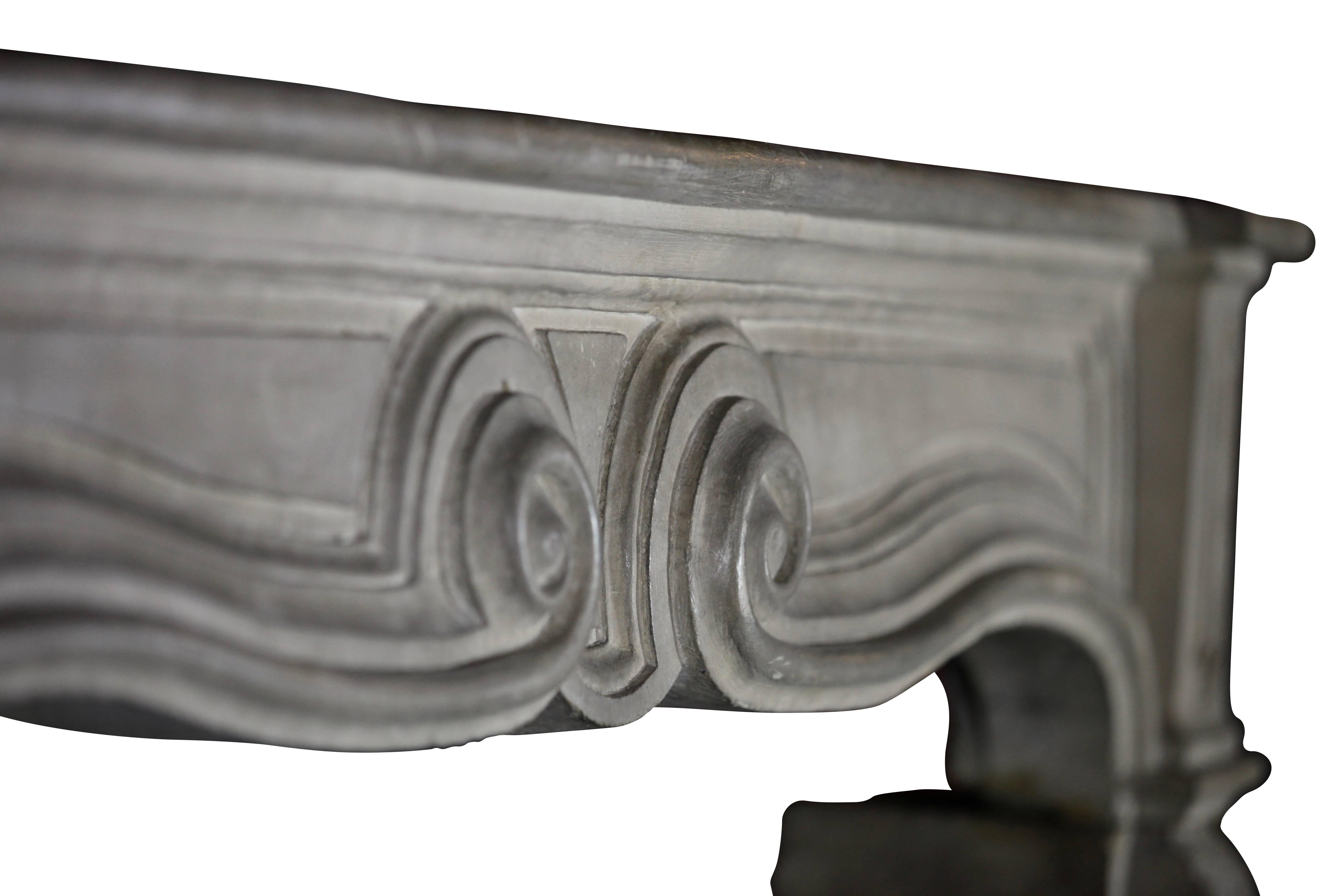 Rare 17th Century Italian Fireplace Surround in Limestone In Excellent Condition In Beervelde, BE