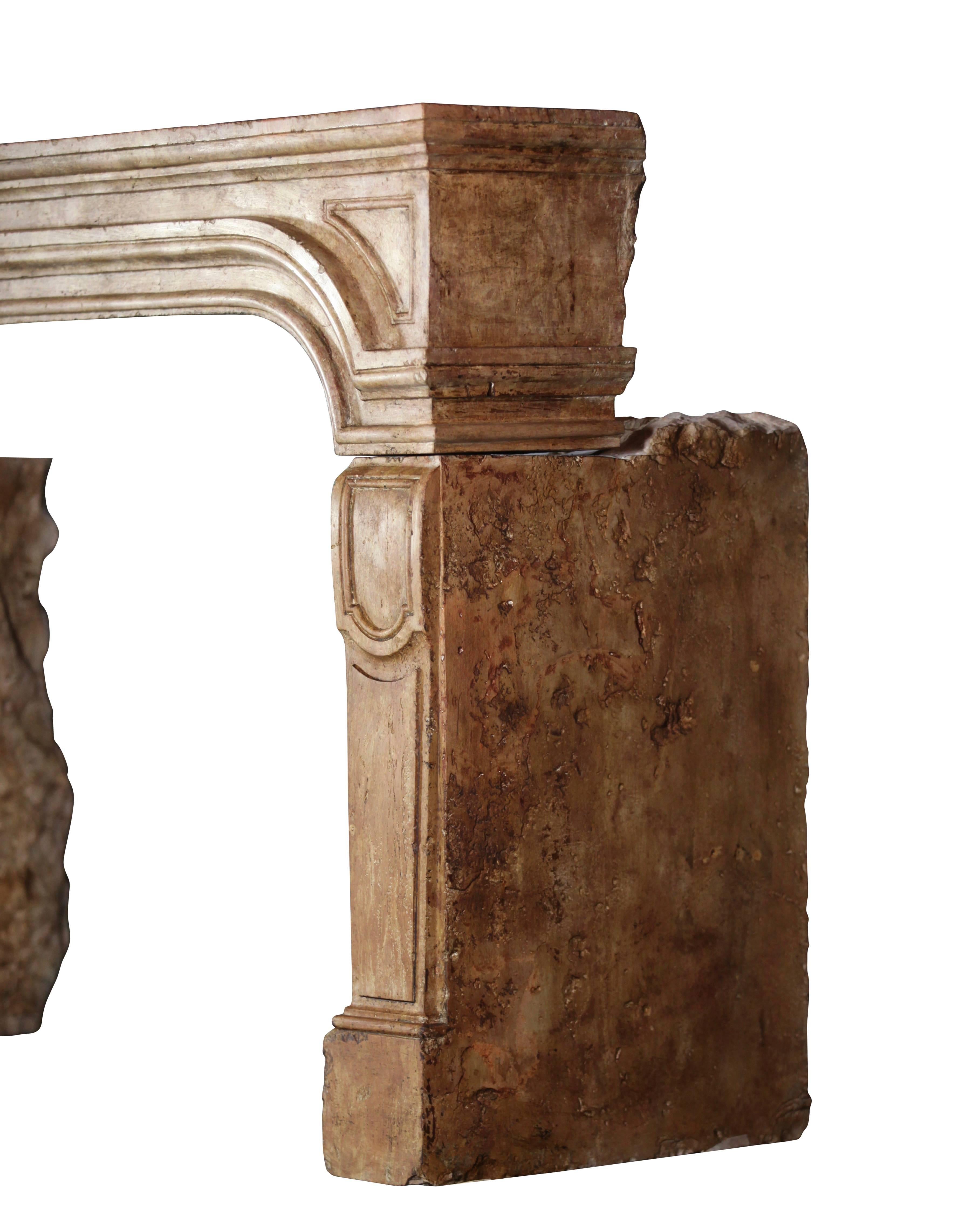 Pierre Cheminée ancienne en pierre calcaire du 17ème siècle de style campagne française en vente