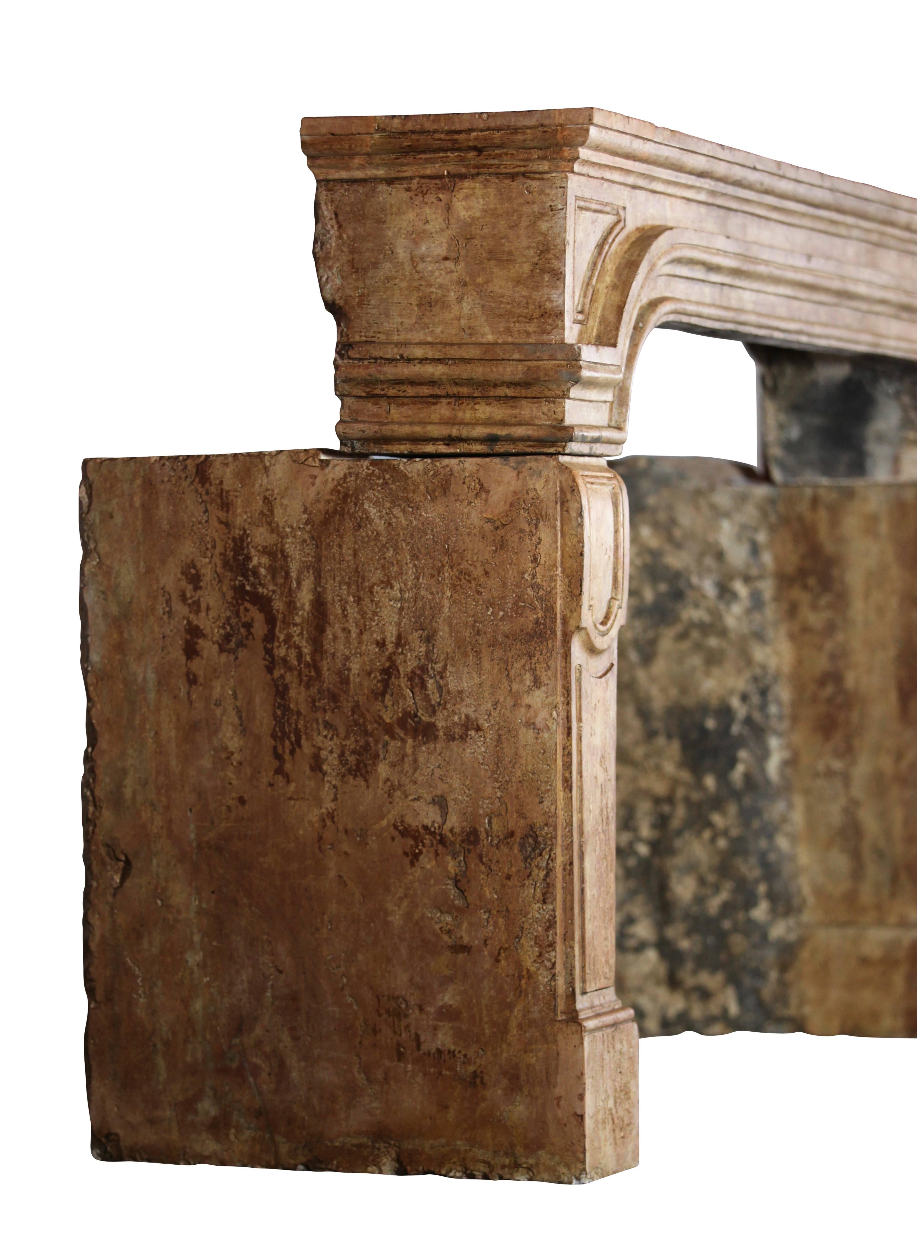 XVIIIe siècle et antérieur Cheminée ancienne en pierre calcaire du 17ème siècle de style campagne française en vente