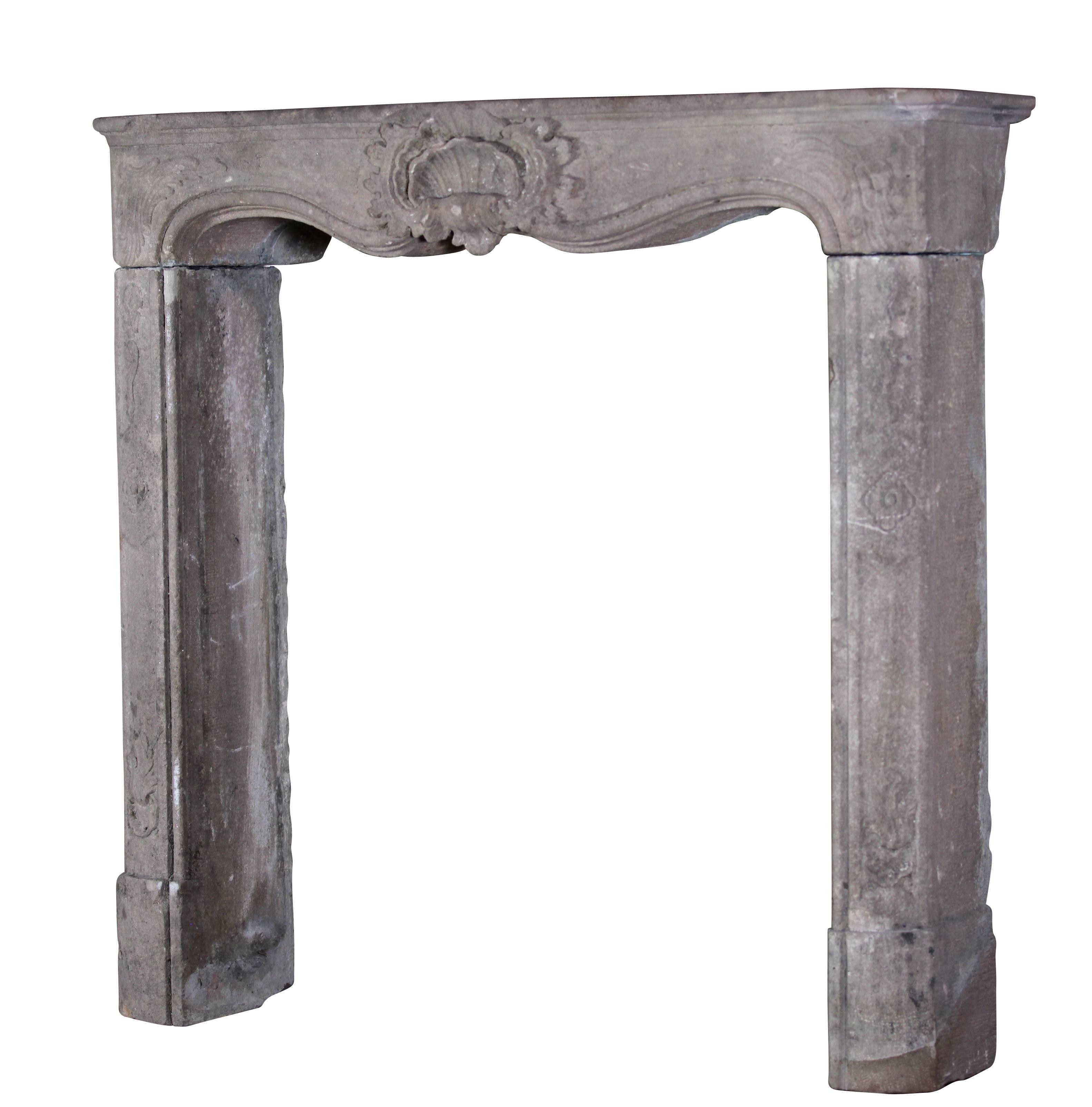 This petite Italian original antique mantel is in limestone kind called grezstone very beautiful. A real petite jewel. It also has remains of the original polychrome. A perfect match for a country refined interior design.

Measurements;
102 cm EW