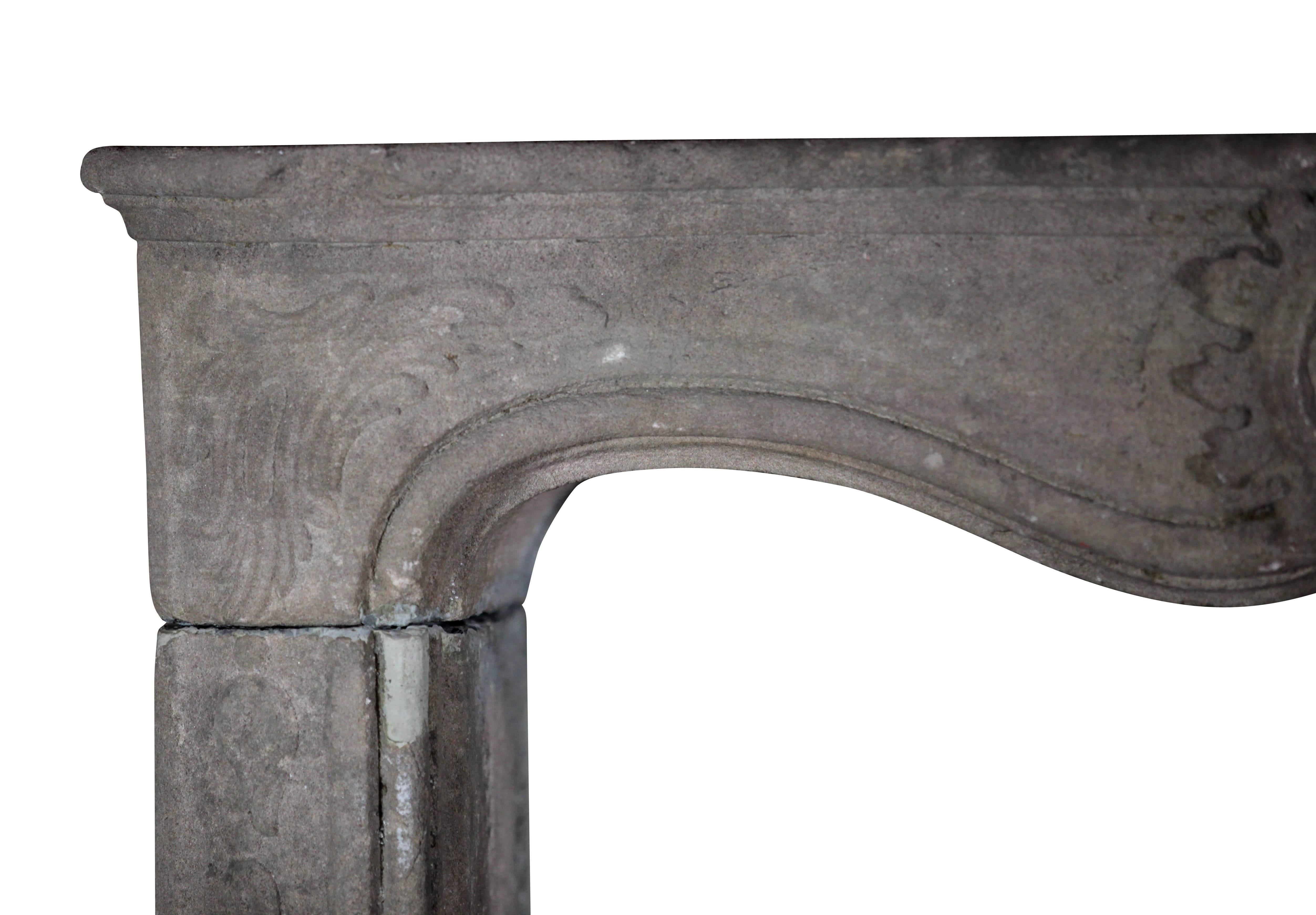 Raro manto de chimenea antiguo original del siglo XVIII en piedra caliza Tallado en venta
