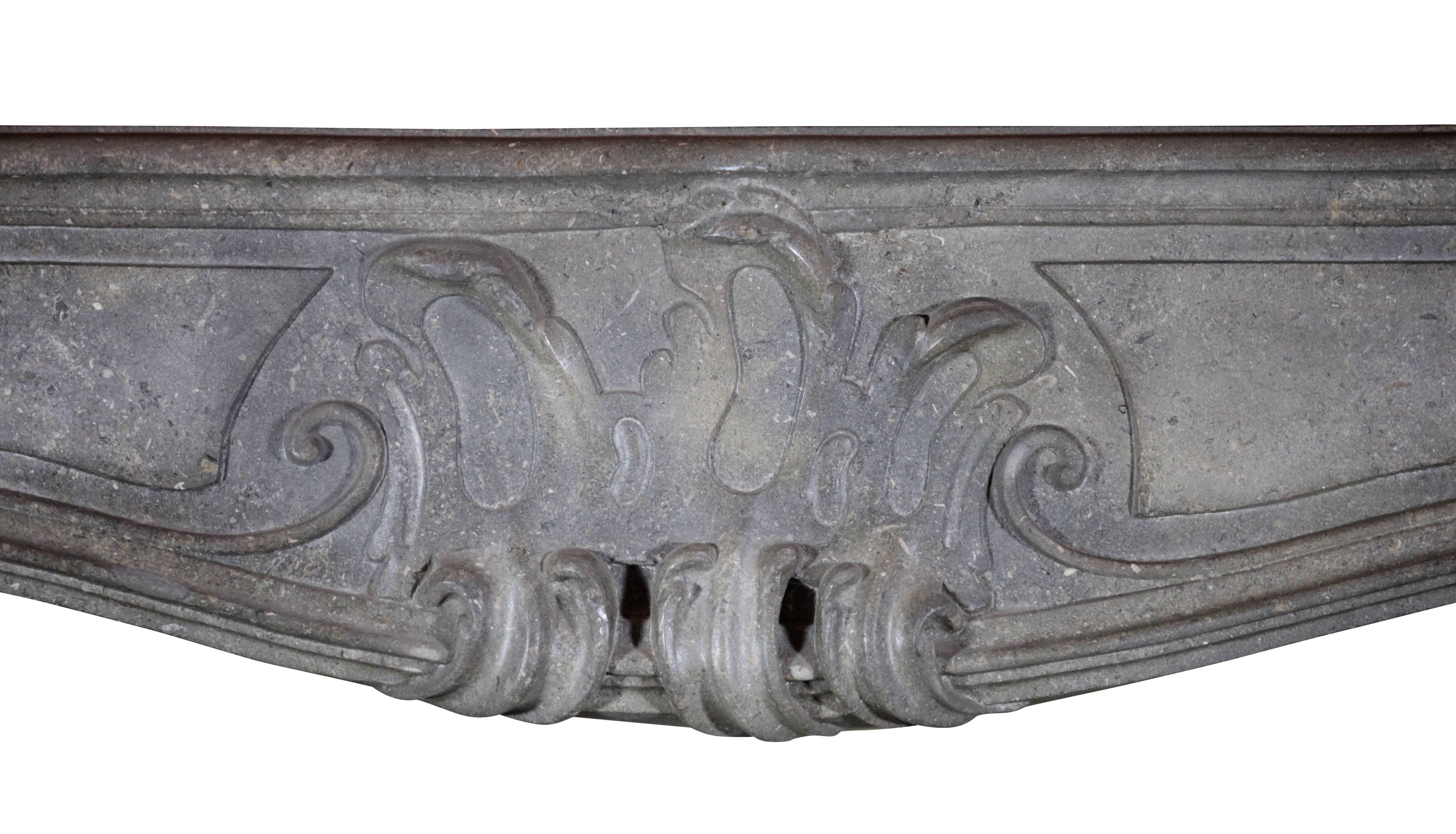 XVIIIe siècle Exceptionnel Cheminee ancien en pierre dure grise de France en vente