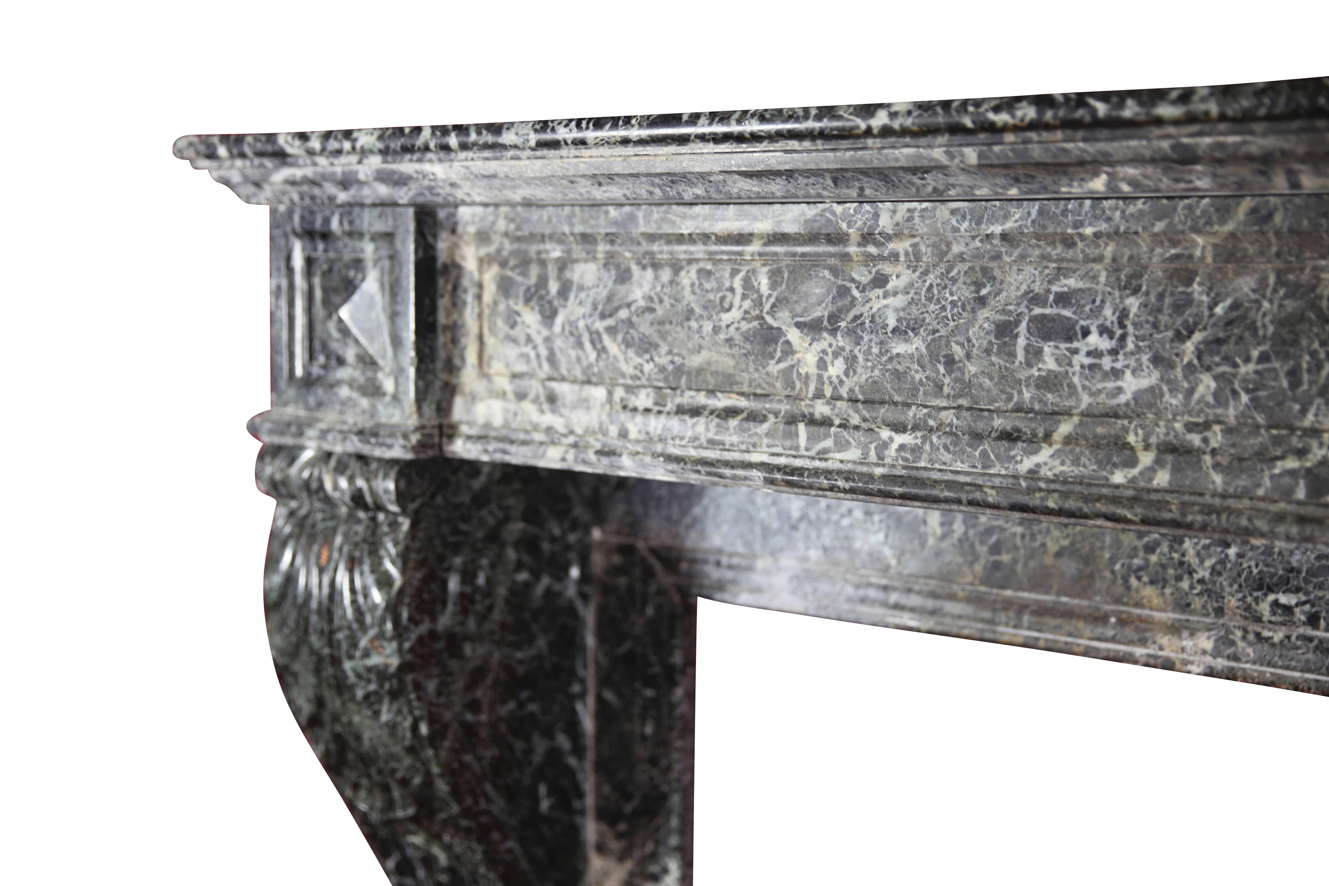 This is a very unusual oxidized original antique fireplace mantle in Green marble from the Empire period with lion claw (griffon)
The front has 2 diamond point details.
The Marble is Vert Maurin with provenance from Hameau de Maurin in the