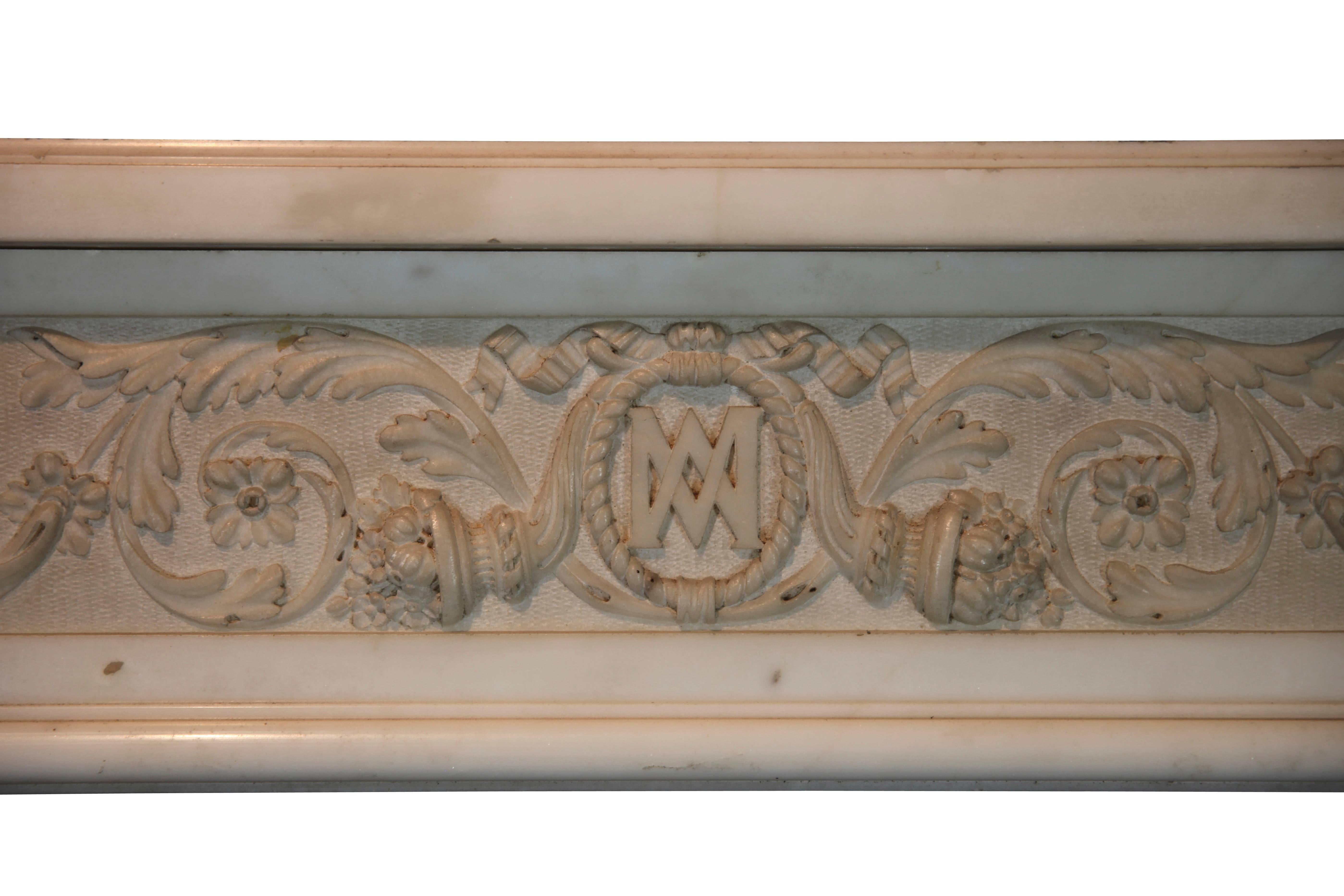 Il s'agit d'un autre encadrement de cheminée original, unique en son genre, en marbre statuaire blanc. Le marbre du manteau a une belle patine. Les détails de la sculpture sont très fins. Cheminée en excellent état et d'époque Louis XVI, XVIIIe