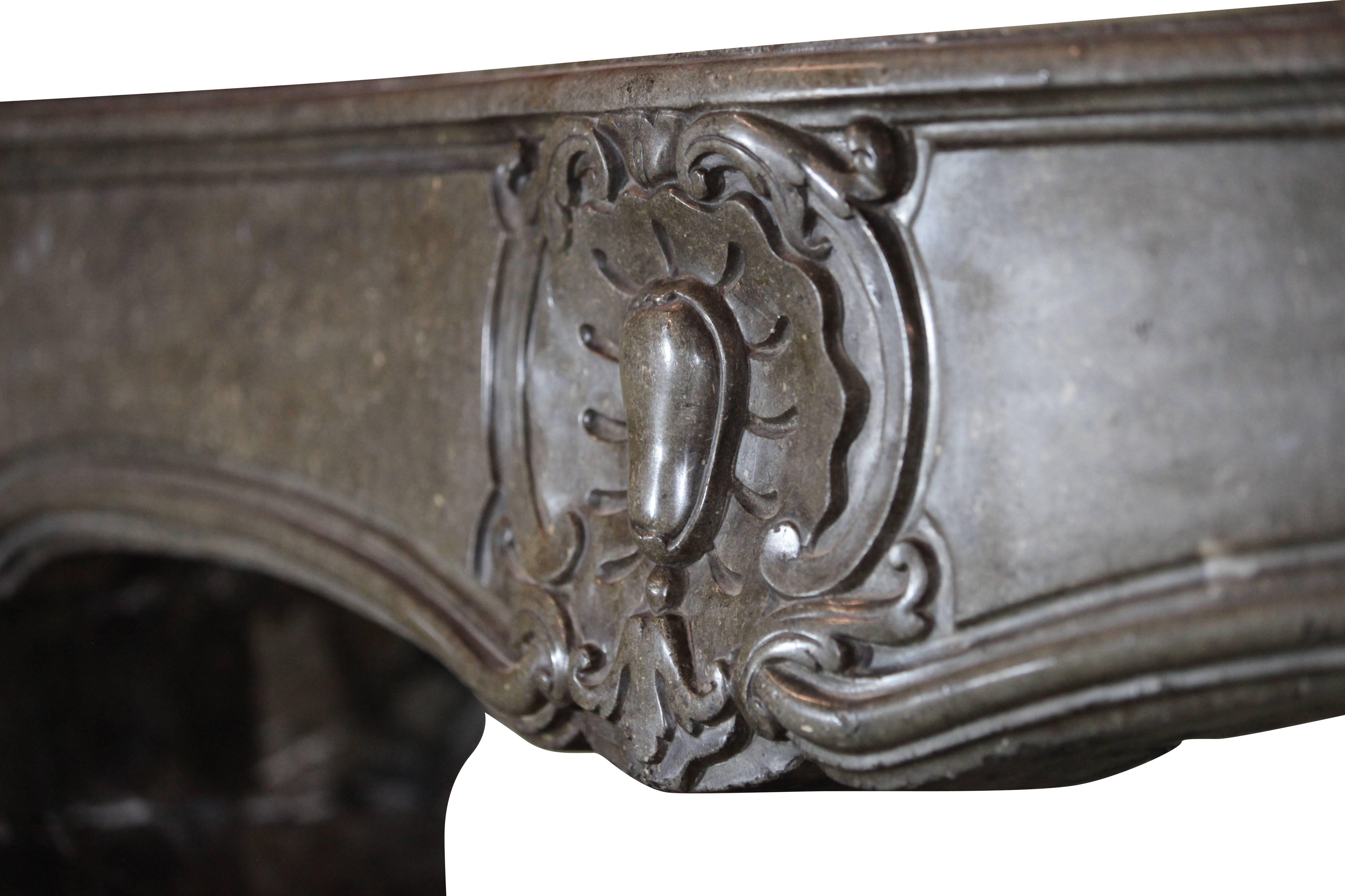 Fino Manto de Chimenea Antiguo de Borgoña Francés del Siglo XVIII en Piedra Luis XIV en venta