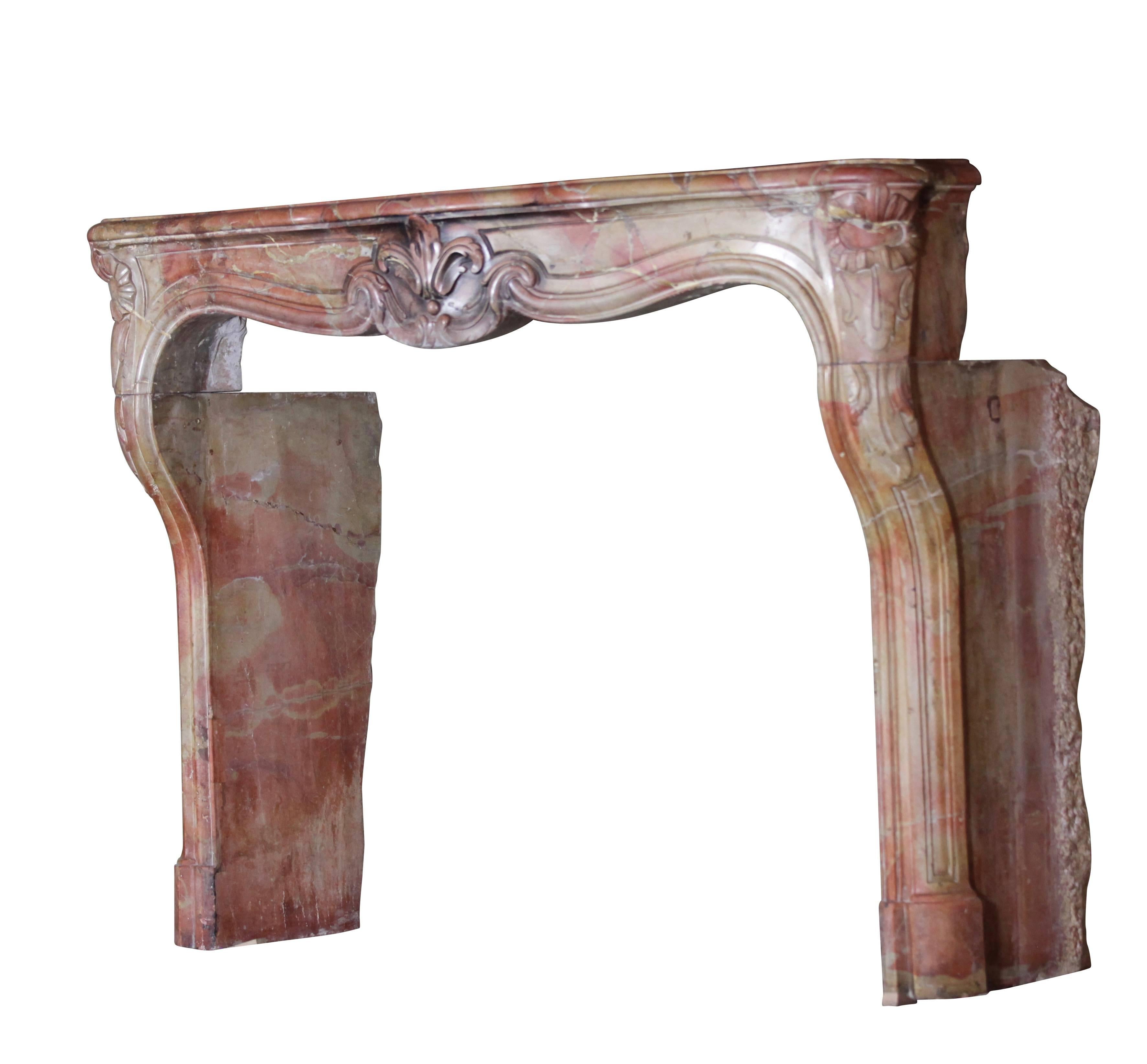 This fireplace surround with magnificent veining and not broken is from the Burgundy region. It has a country look although it can be used in all different kind of interior design since the design of it. An important piece with a nice
