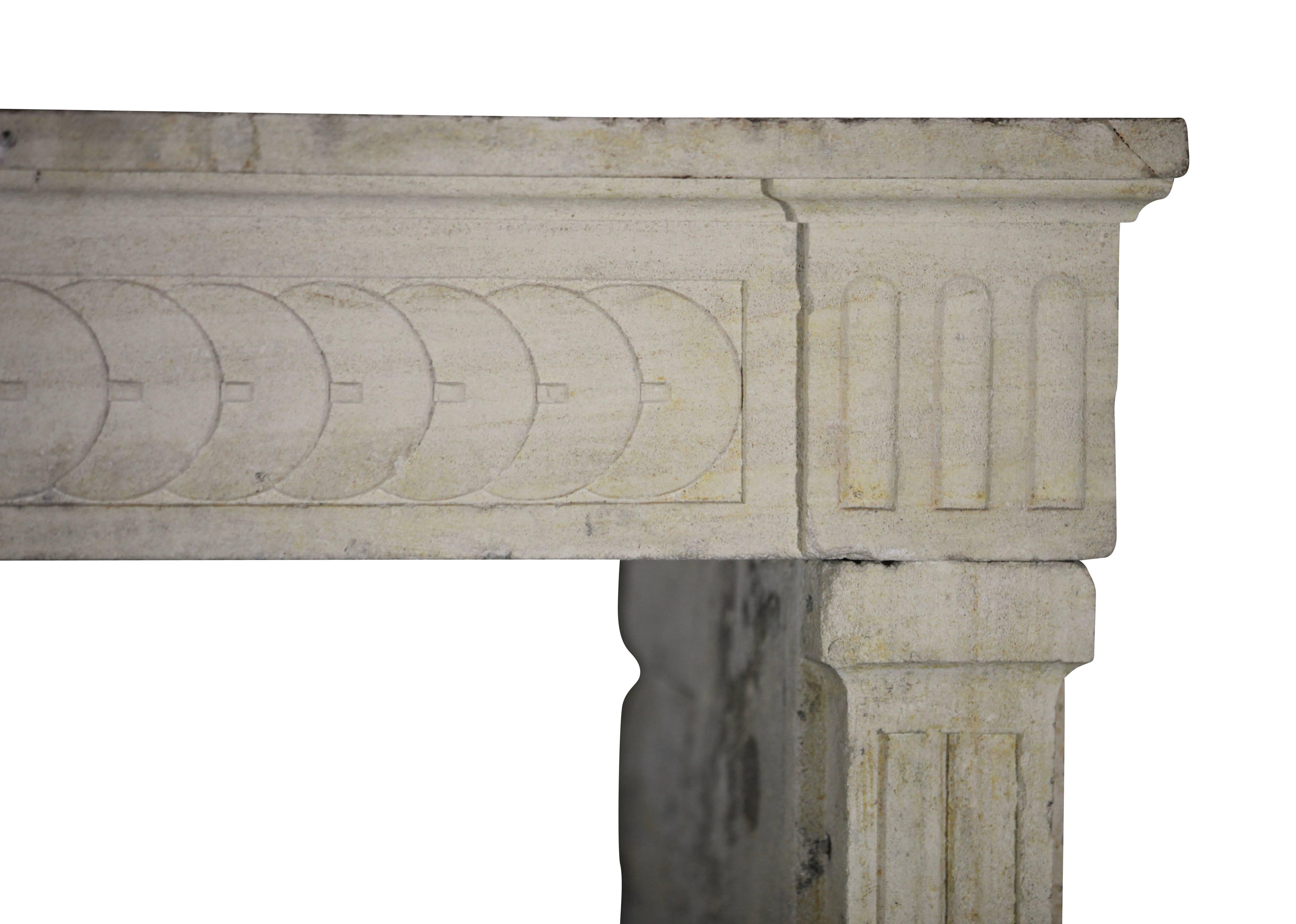 18th Century Antique Fireplace Mantel in Limestone In Good Condition In Beervelde, BE