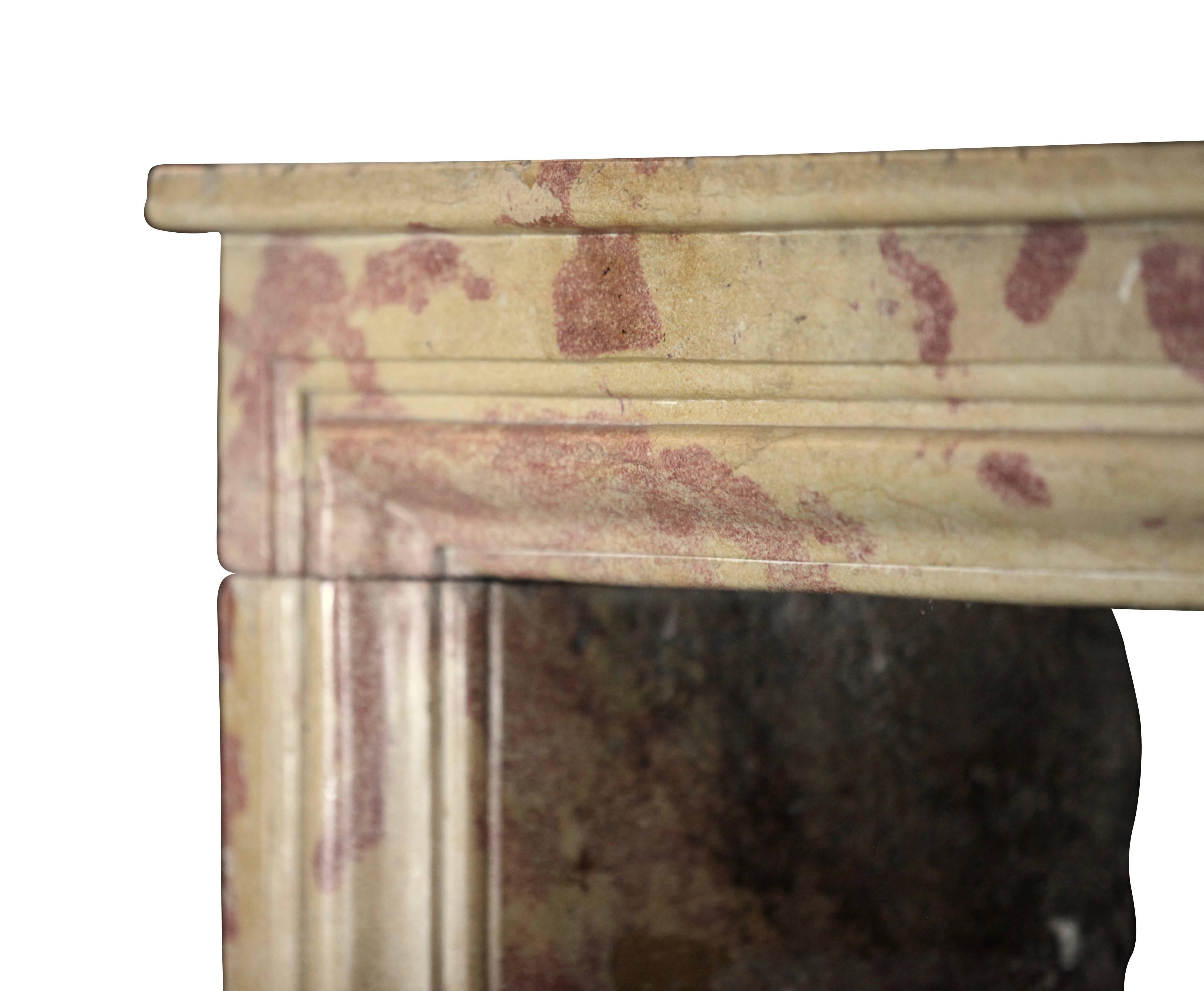 19. Jahrhundert Burgund Bicolor Antike Kamin Mantel (Stein) im Angebot