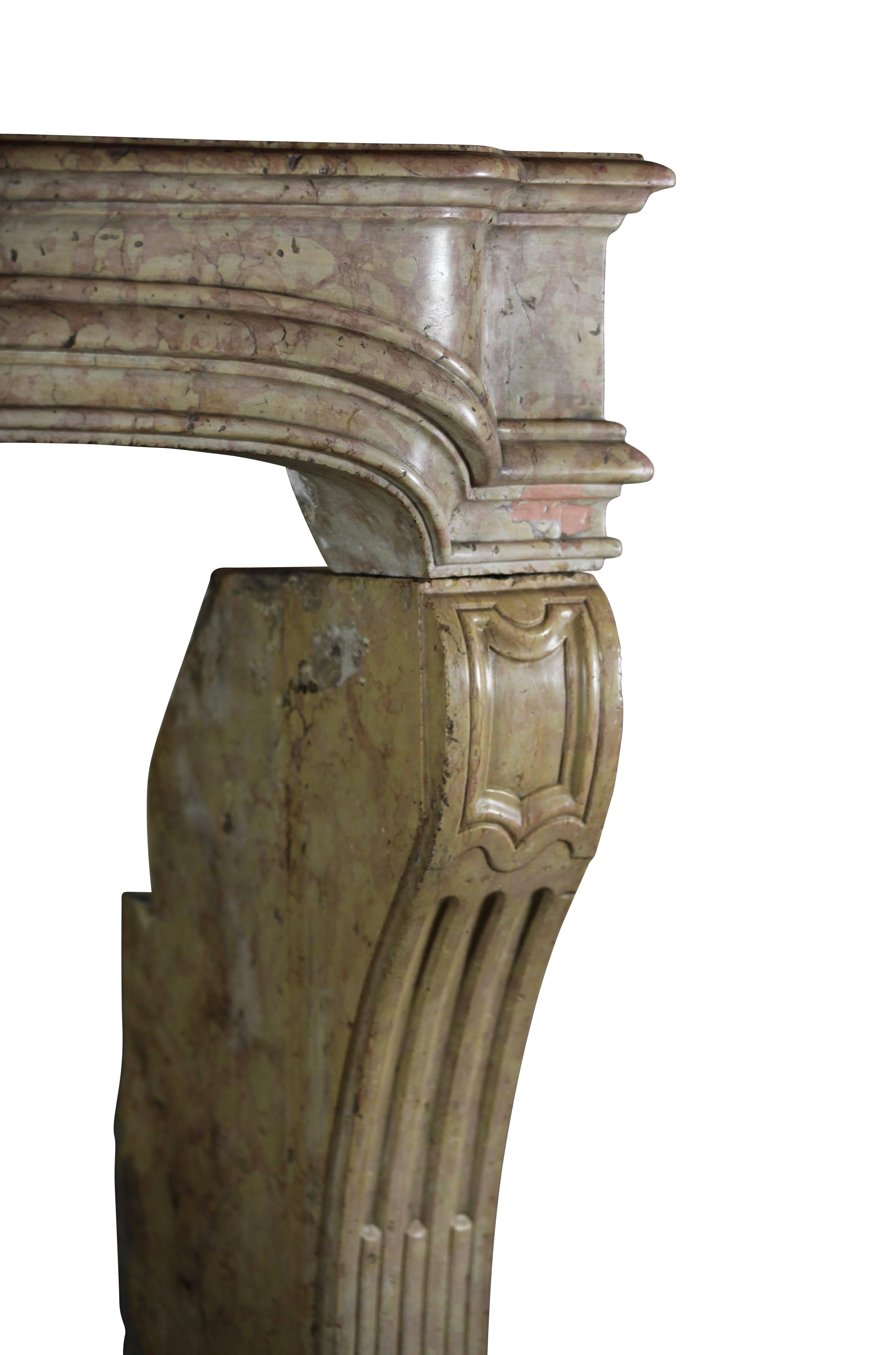 XVIIIe siècle et antérieur Cheminée ancienne classique du 17ème siècle en pierre dure bourgogne en vente